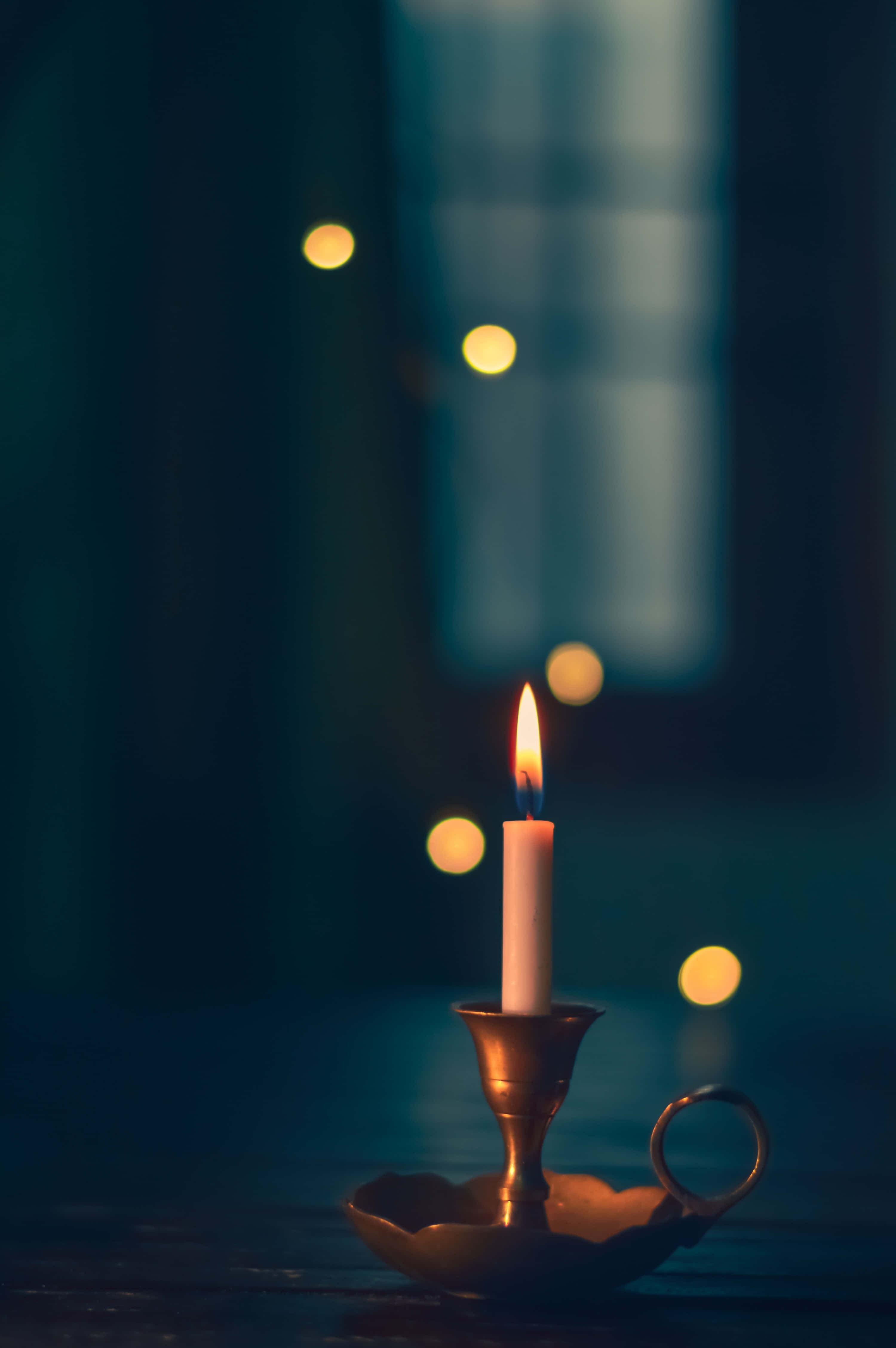 Siente el calor de la luz con una vela encendida Fondos de pantalla
