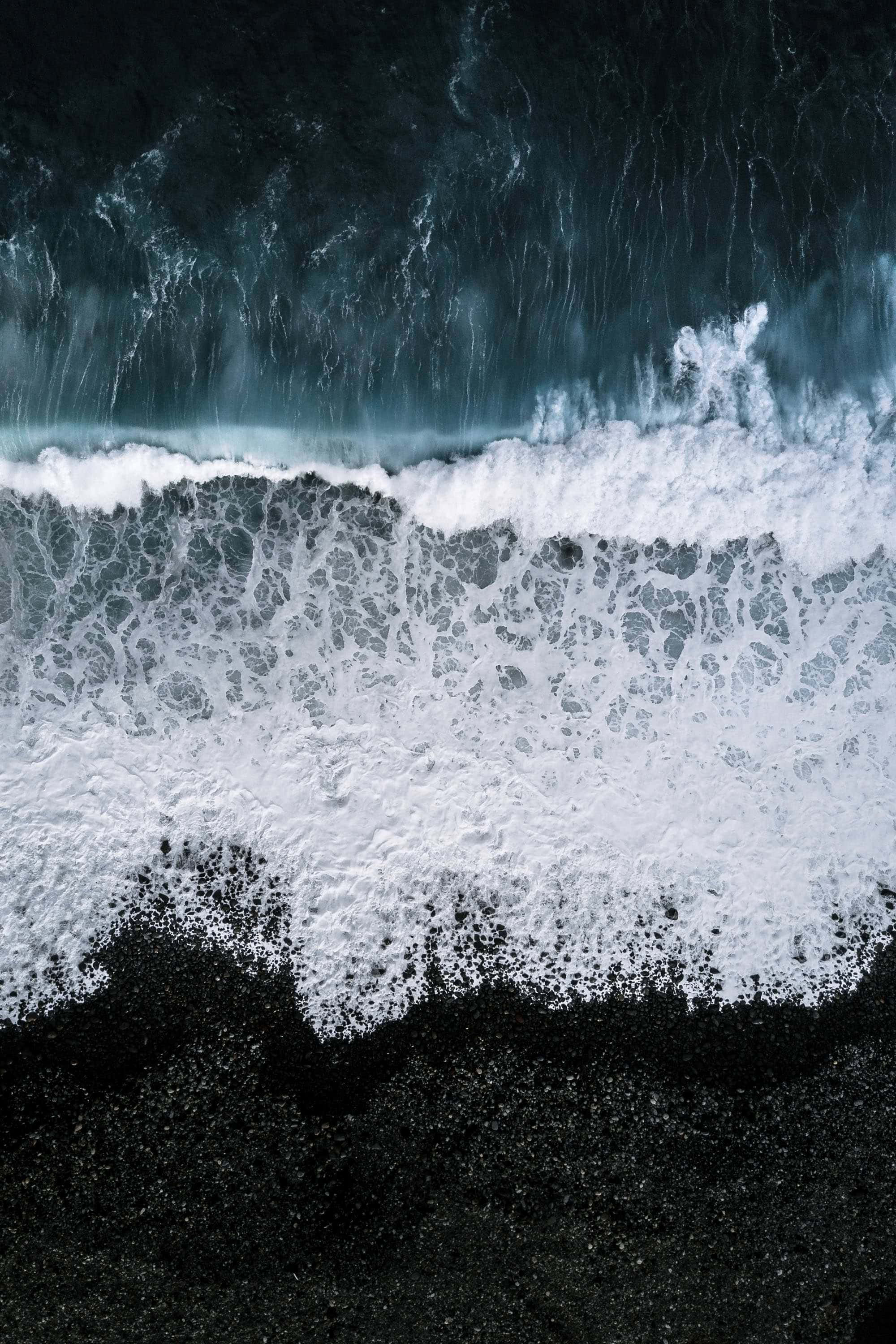 Siente el calor del sol en una hermosa playa de arena negra. Fondos de pantalla