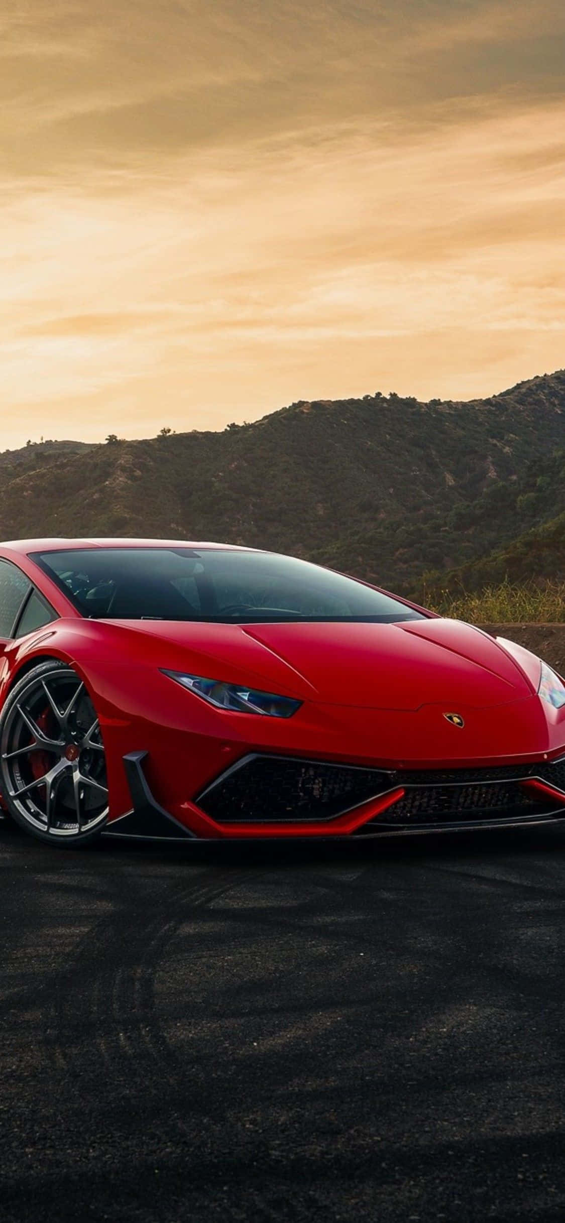 Siente el poder de un elegante auto rojo en tu iPhone. Fondos de pantalla