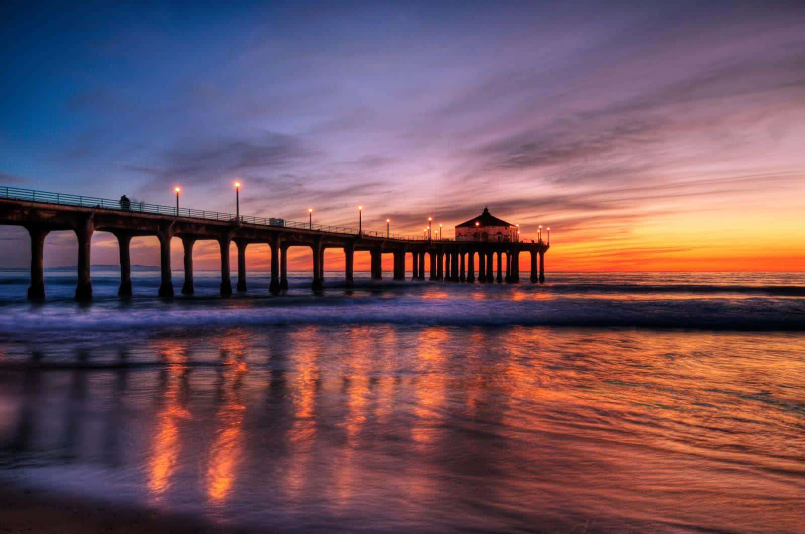 Siente la belleza pacífica de un atardecer tropical Fondos de pantalla