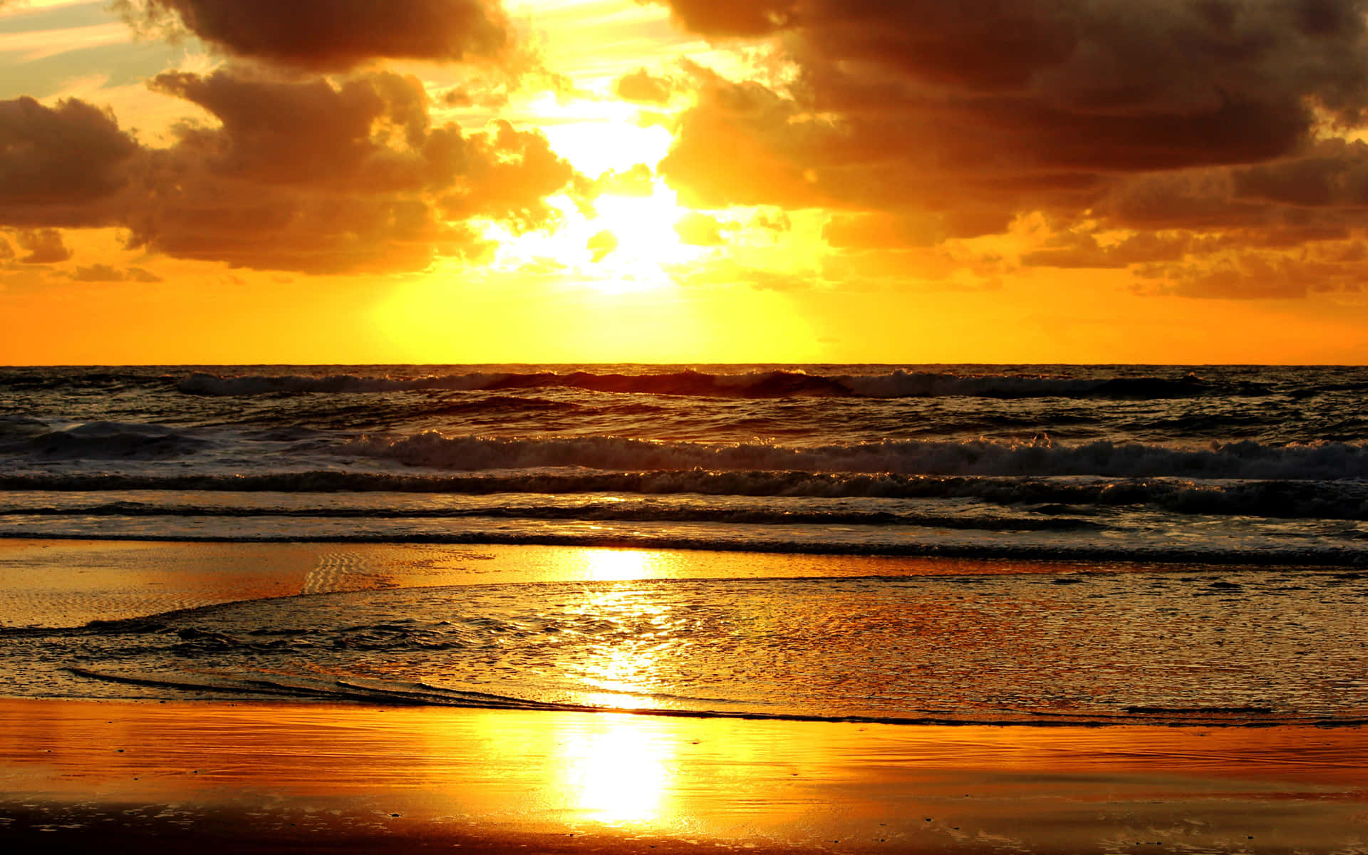 Siente la calidez del sol al atardecer en la playa Fondos de pantalla