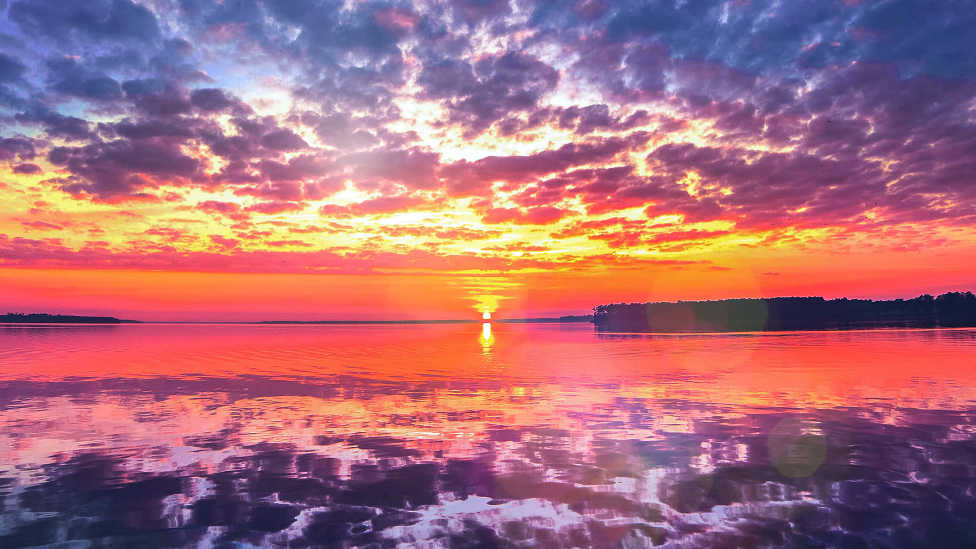 Siente la serenidad en la fascinante belleza de un atardecer en la playa Fondos de pantalla