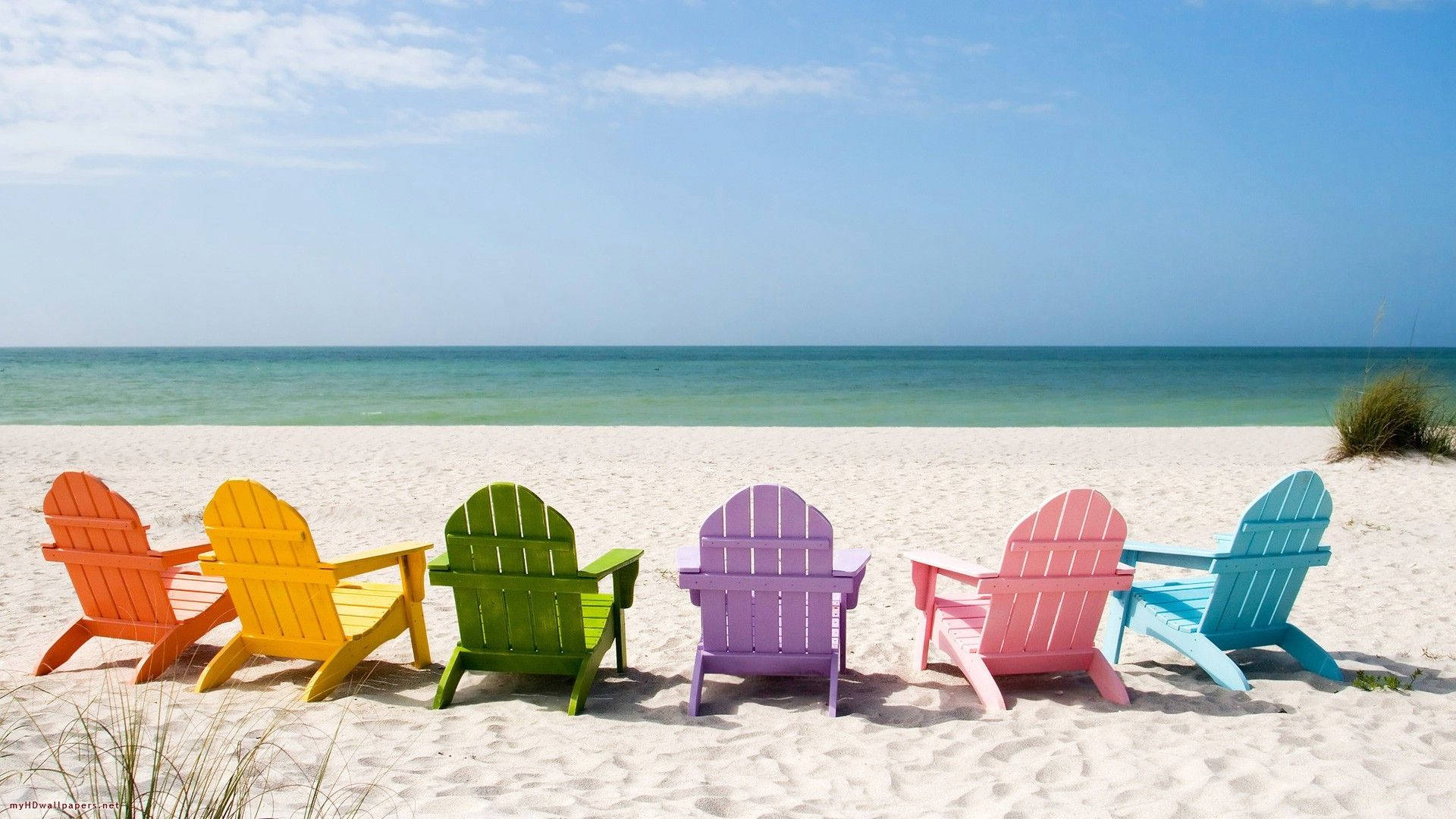 Sillas de Playa Coloridas con Estética Veraniega Fondos de pantalla