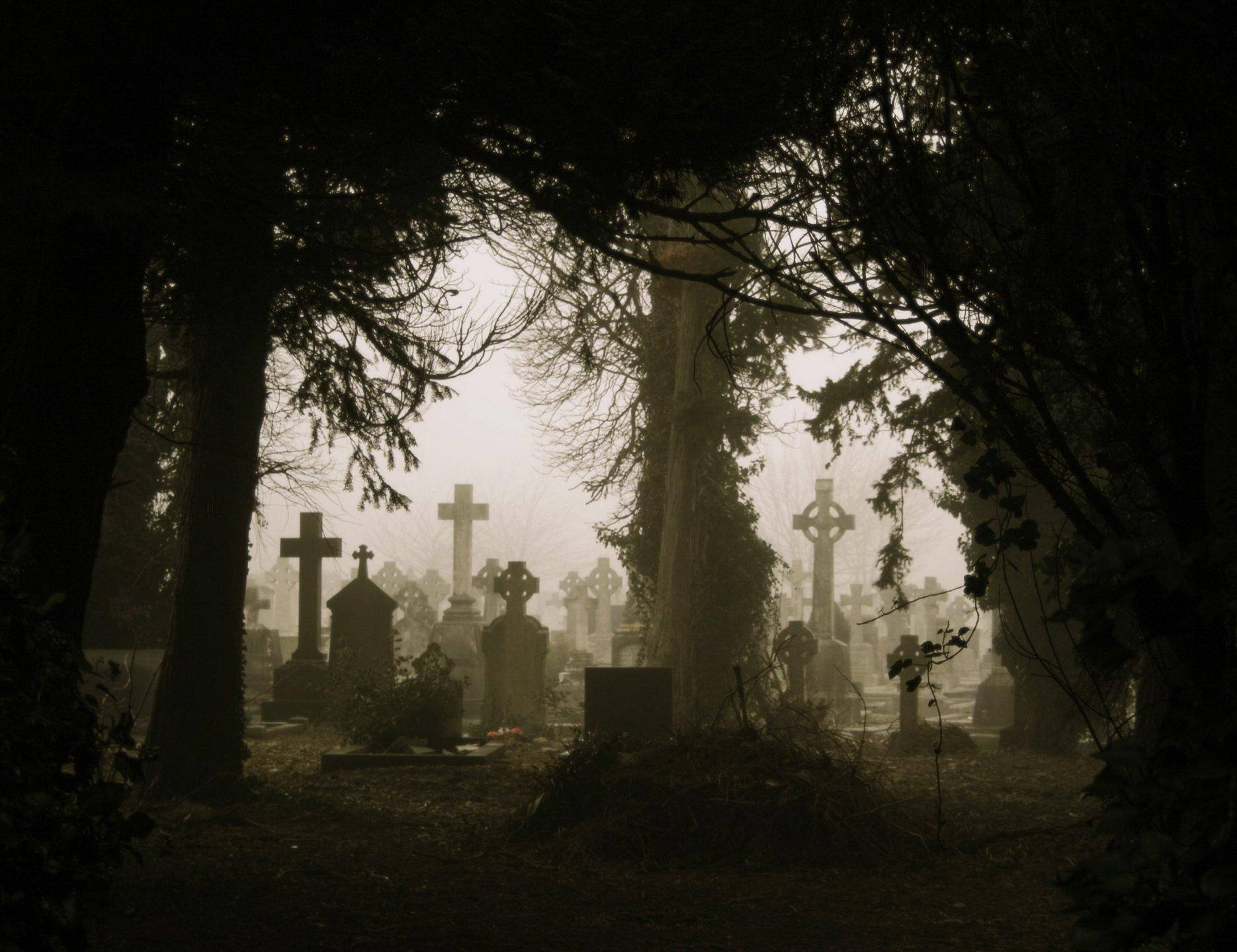 Silueta de Cementerio Brumoso Fondos de pantalla