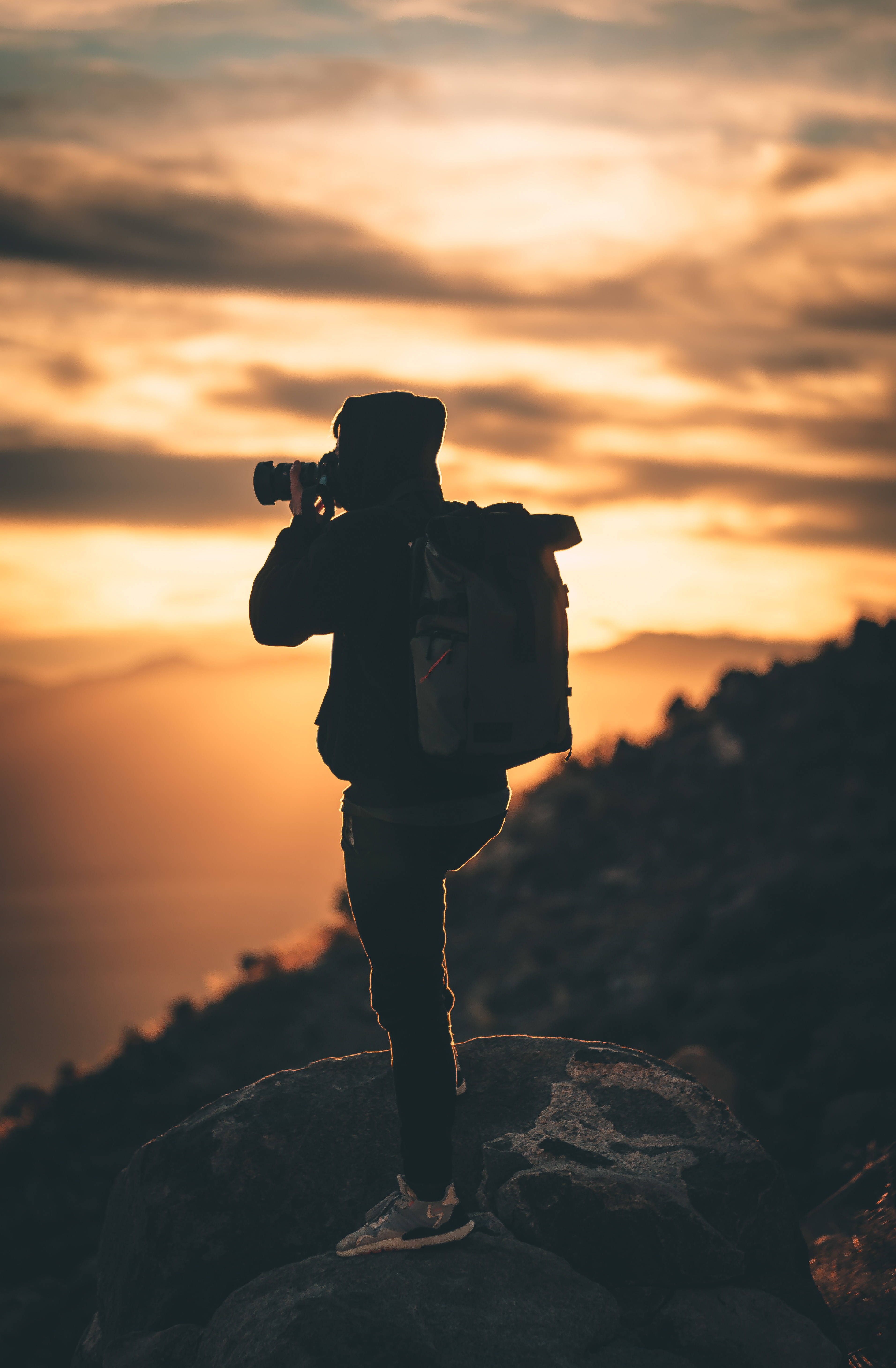 Silueta de hombre sosteniendo cámara durante fotografía al atardecer Fondos de pantalla