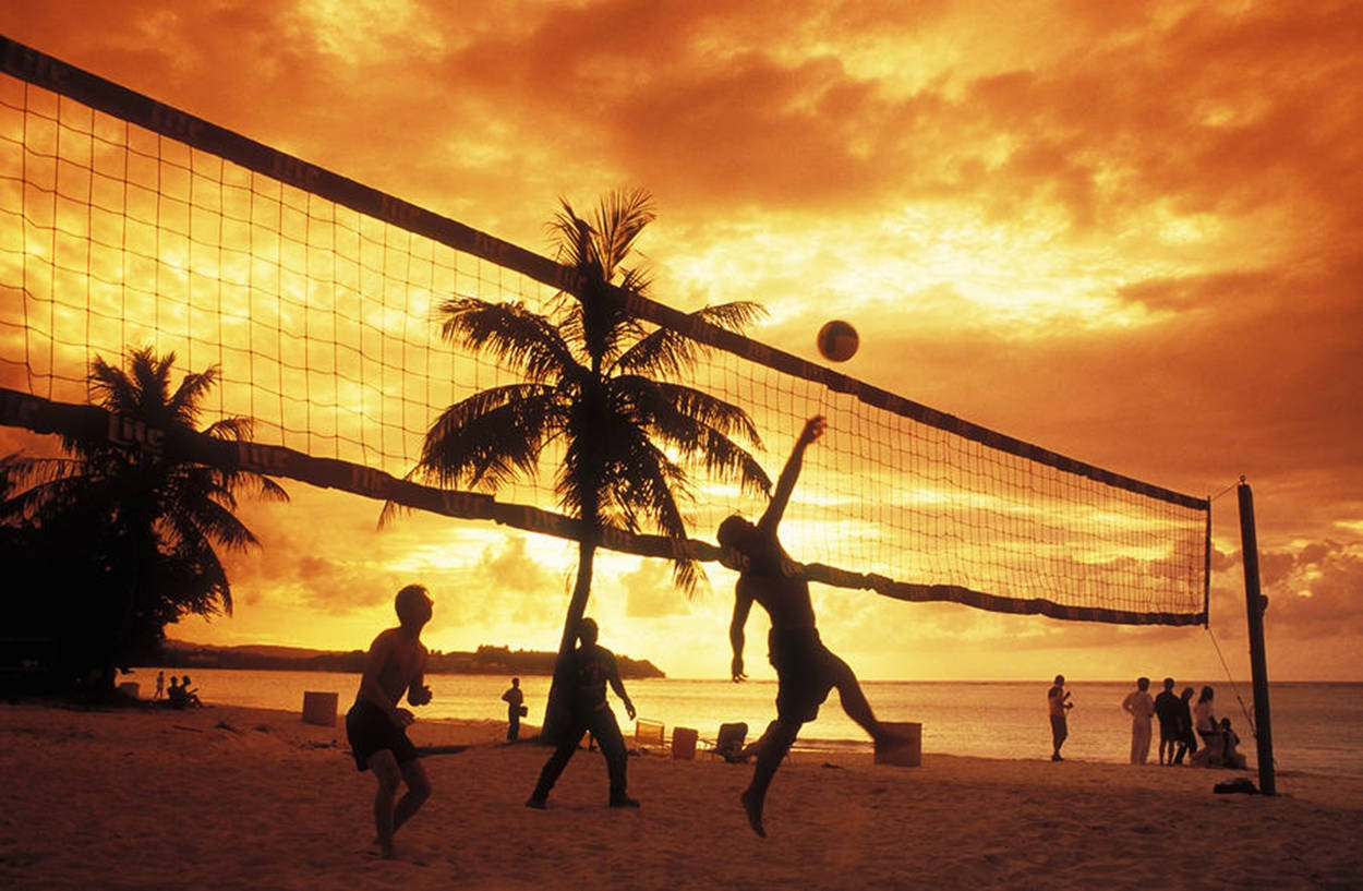 Silueta de Voleibol de Playa y Cielo Naranja Fondos de pantalla
