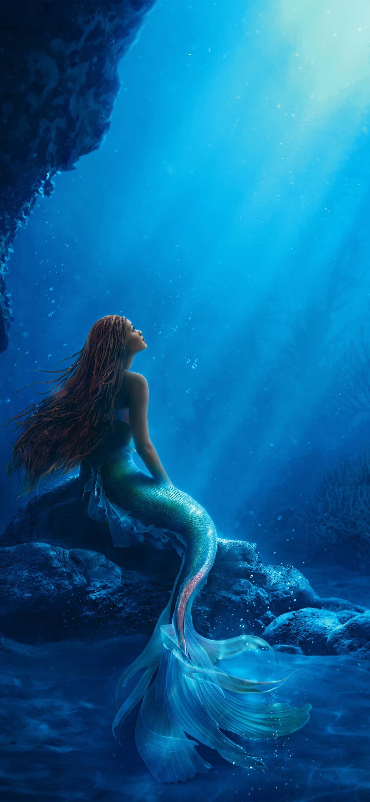 Silueta Mística de Sirena Frente a un Mar Iluminado por la Luna Fondos de pantalla