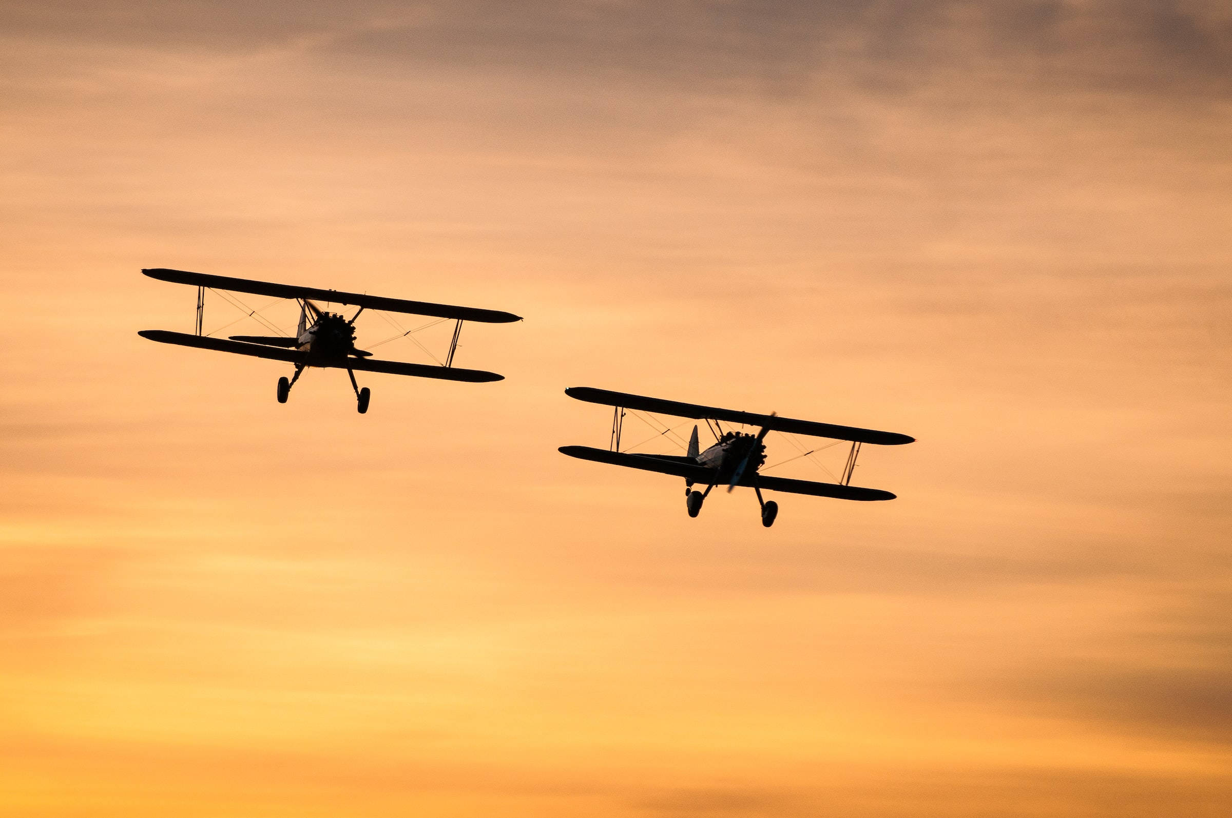 Siluetas Negras de Dos Biplanos de Aviación Fondos de pantalla