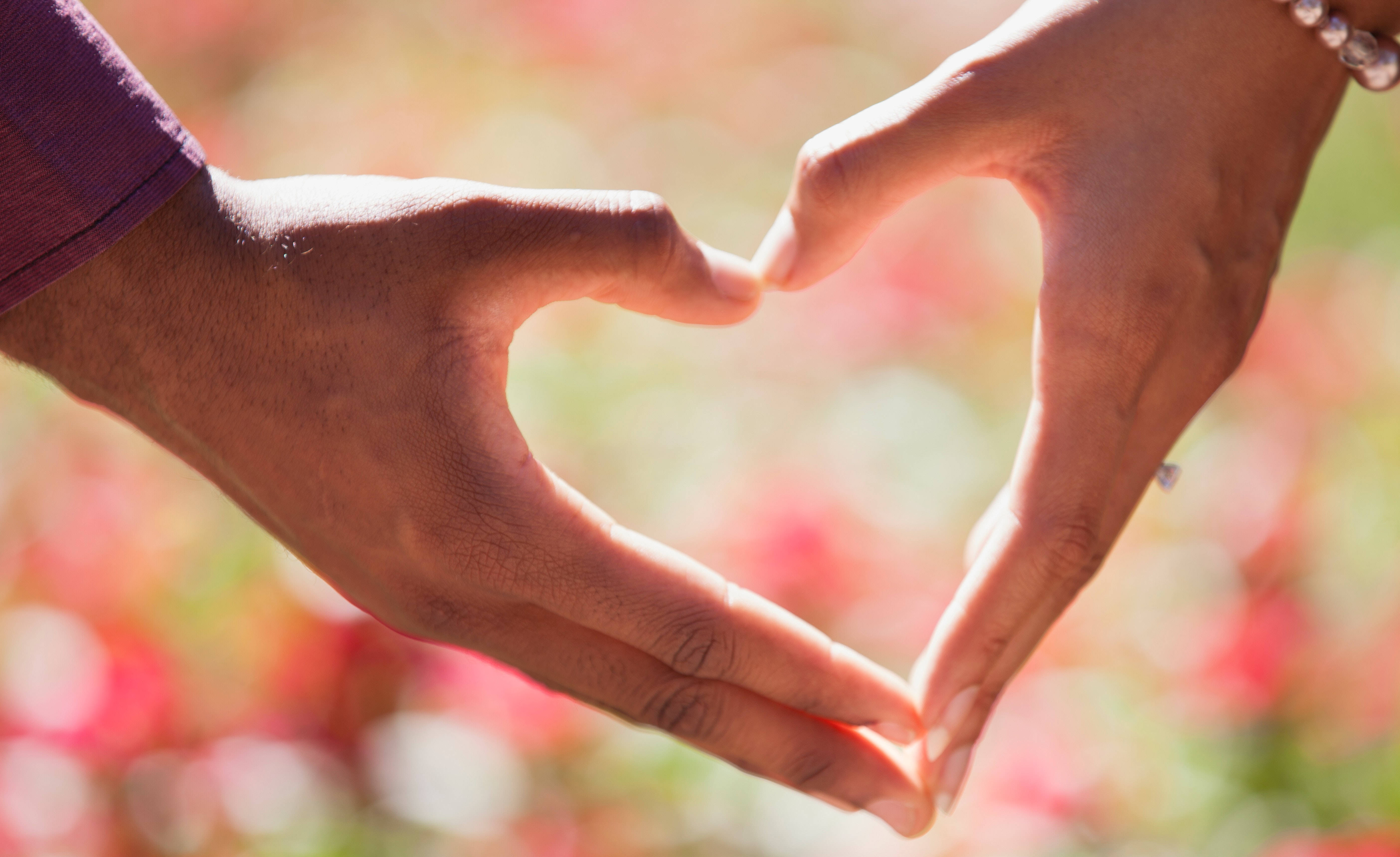 Símbolo de corazón con manos de novio y novia Fondos de pantalla