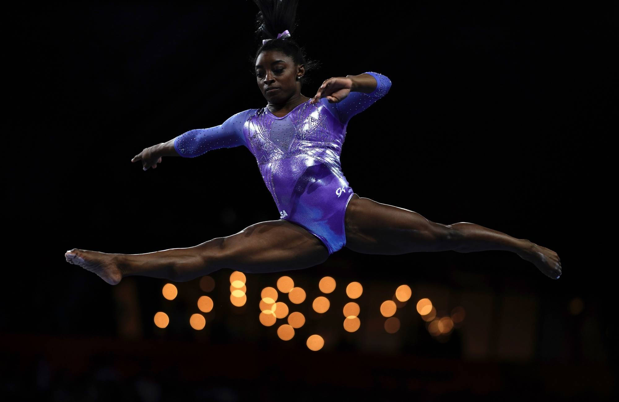 Simone Biles Haciendo el Split en el Aire Fondos de pantalla