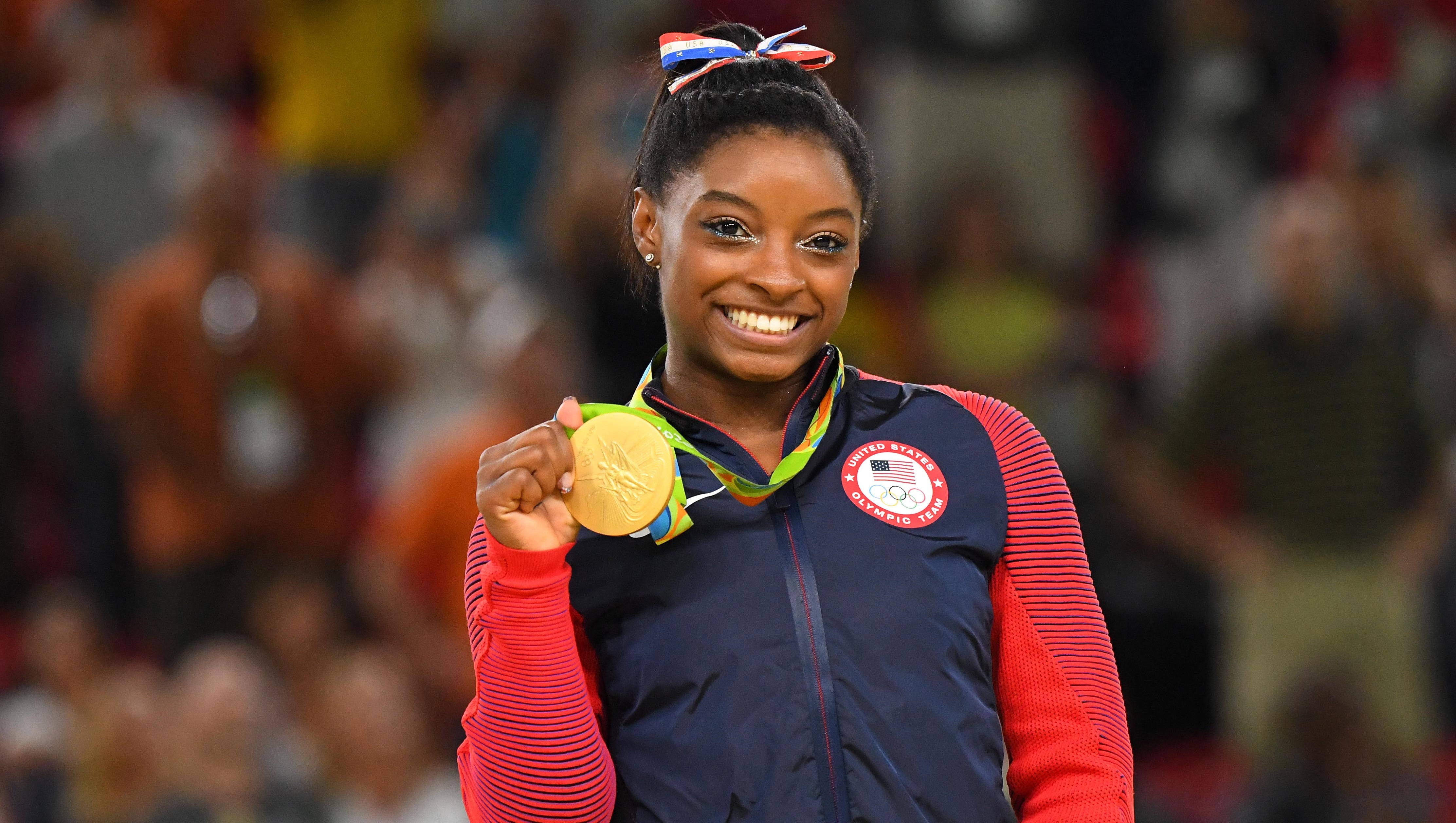 Simone Biles luciendo medalla de oro Fondos de pantalla