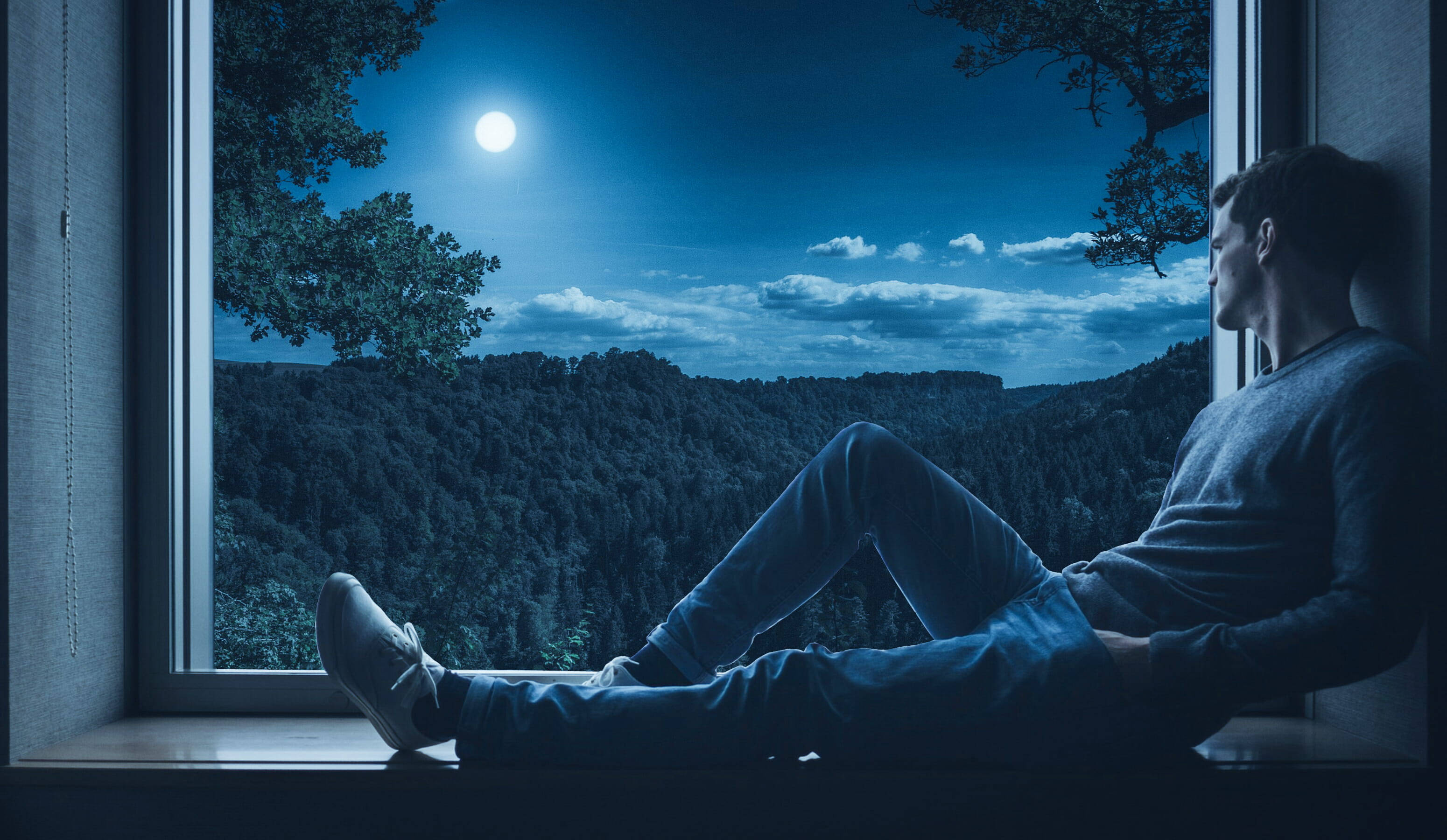 Sintiéndose Solo Junto a la Ventana en la Noche Fondos de pantalla