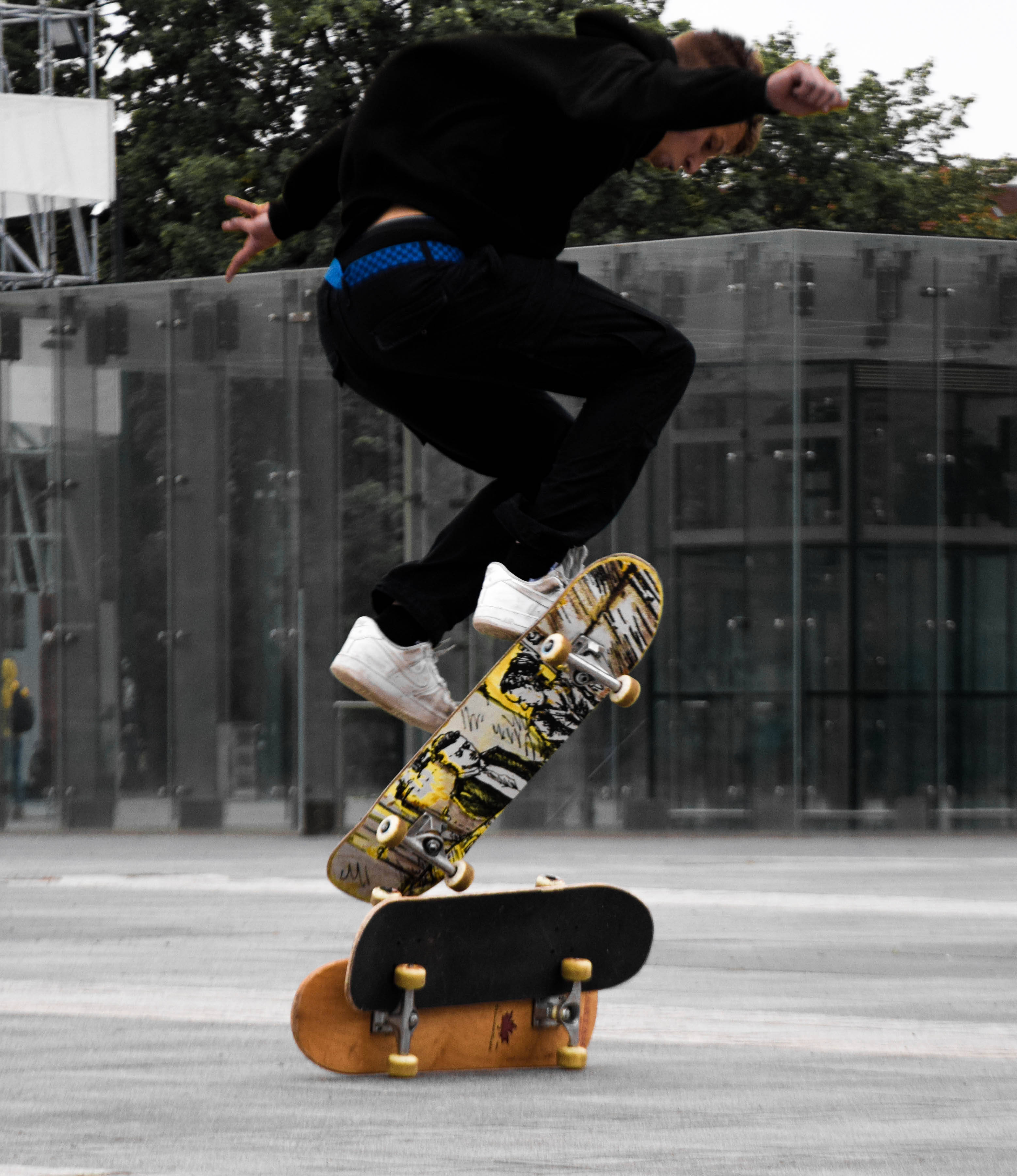 Skateboarder Haciendo un Ollie en el Aire Fondos de pantalla