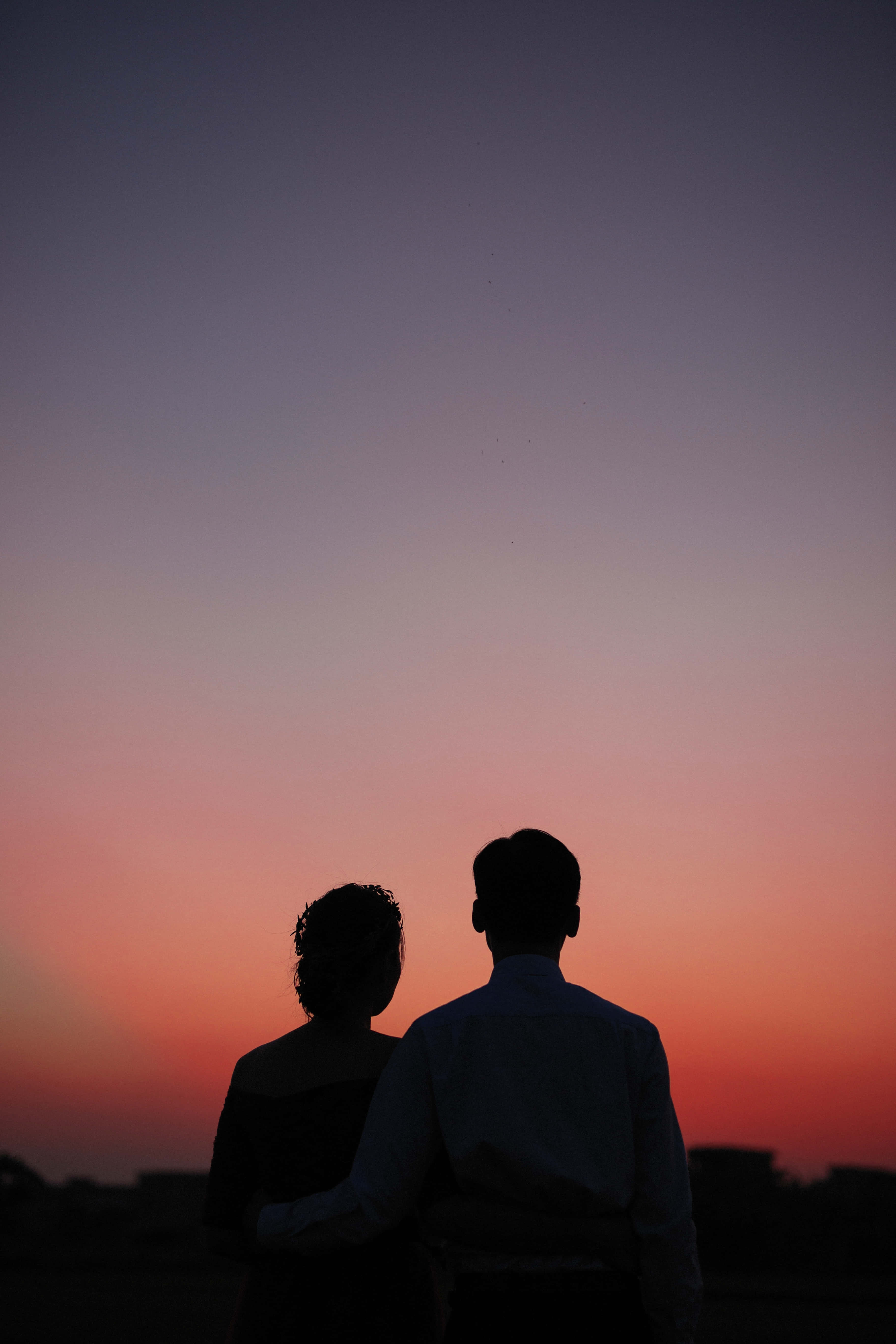 Sombras de una pareja bajo el cielo al atardecer Fondos de pantalla