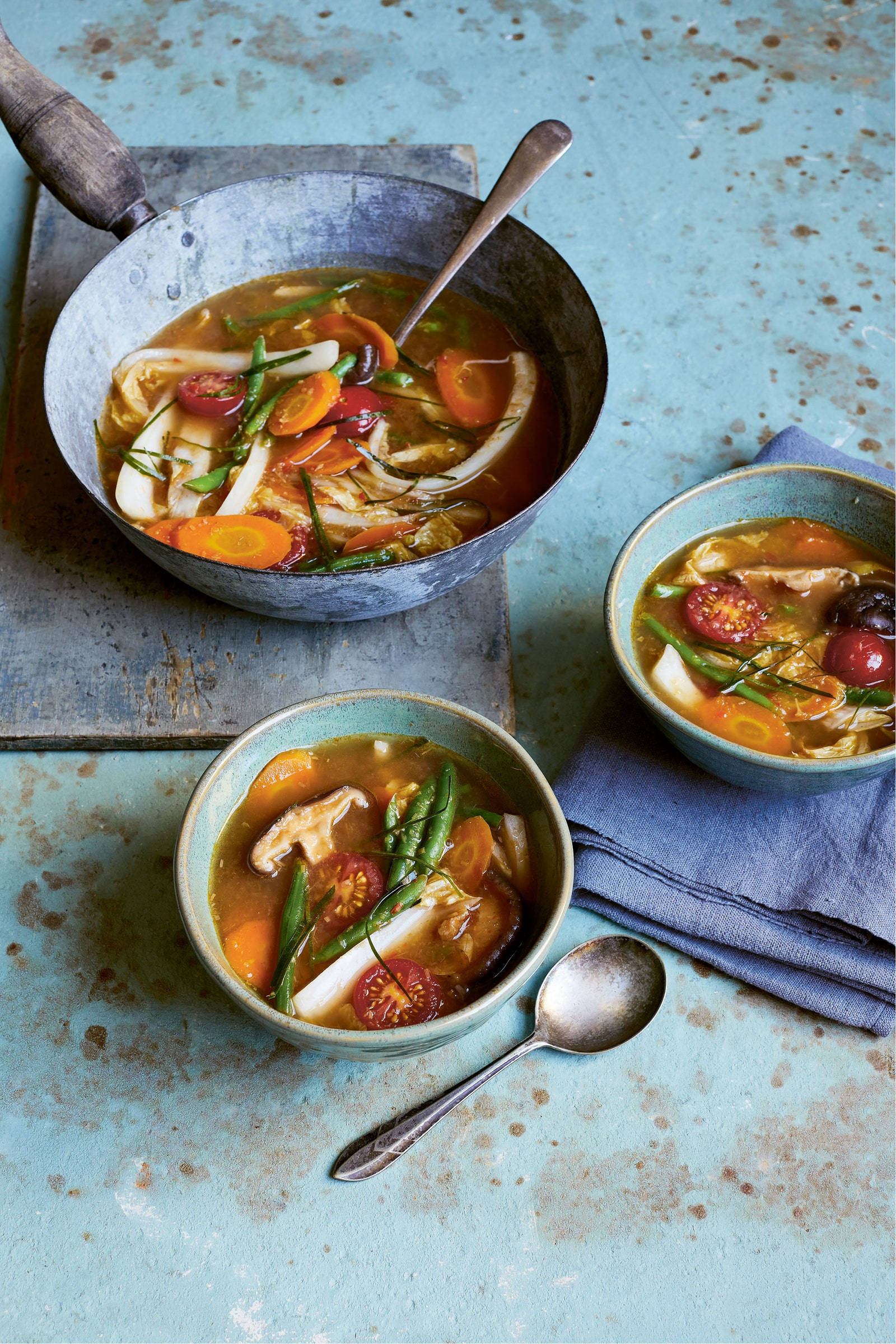 Sopa Tom Yum vibrante y deliciosa para dos Fondos de pantalla