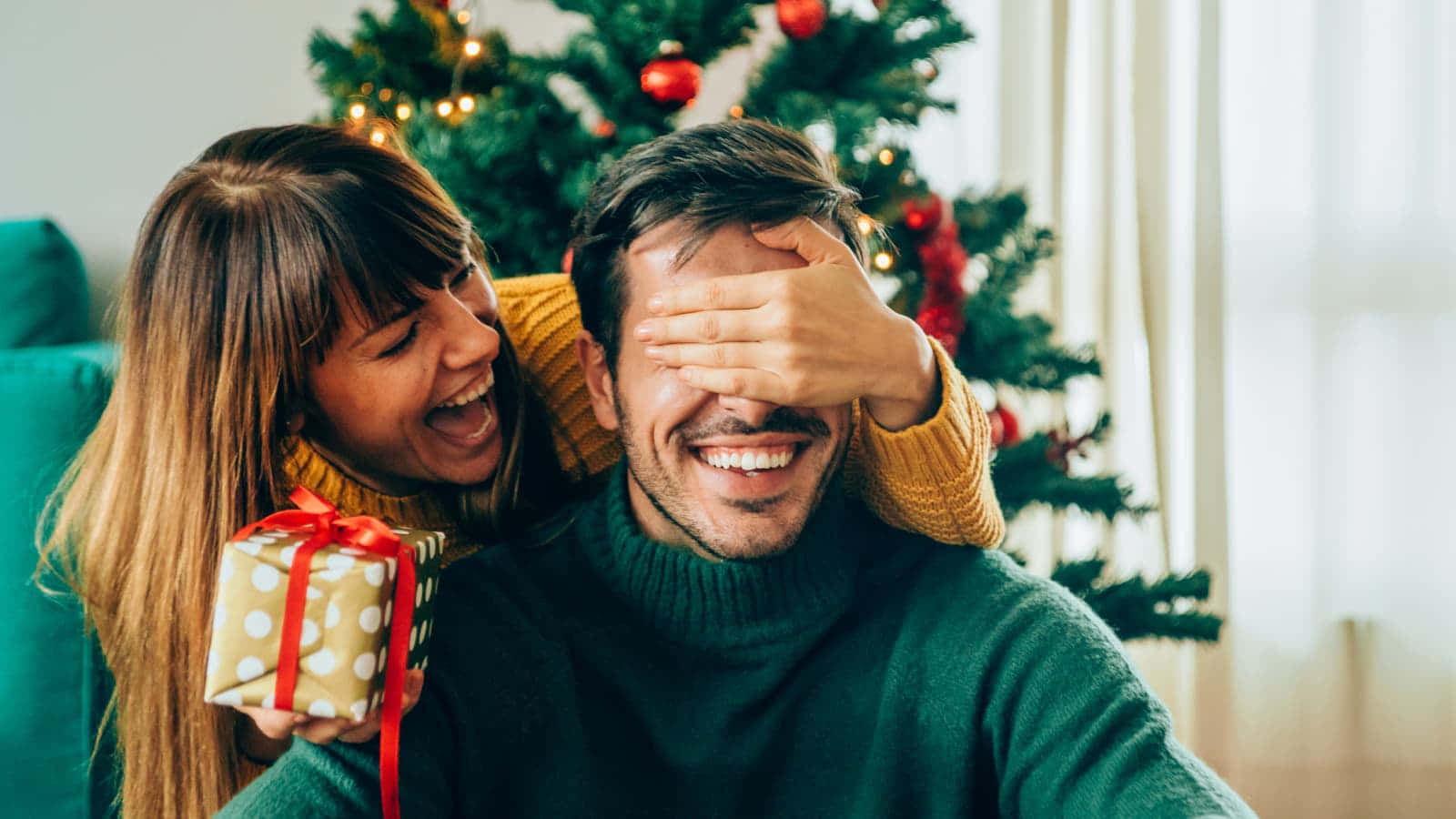 Sorpresa de Regalo Navideño para Pareja Fondos de pantalla