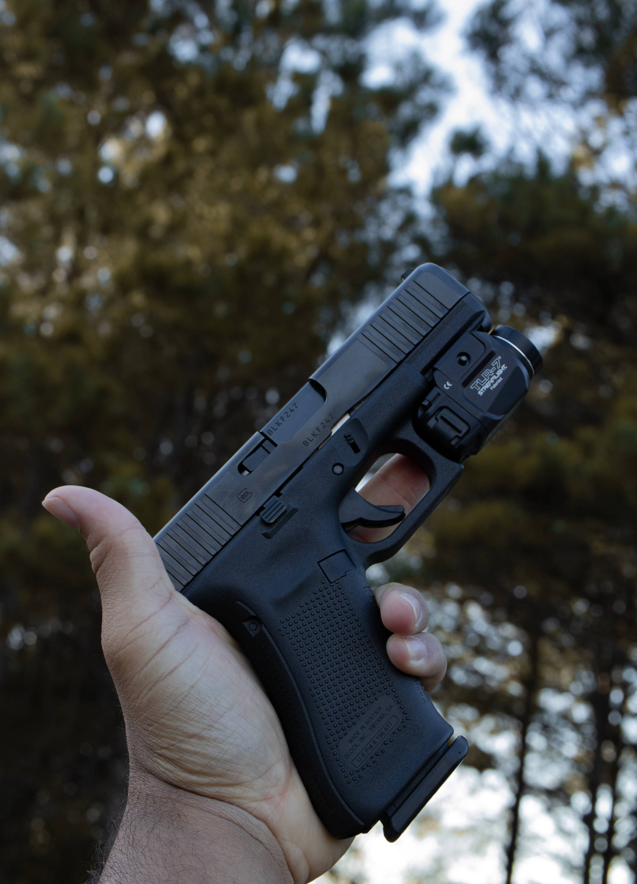Sosteniendo una Glock con Linterna Fondos de pantalla