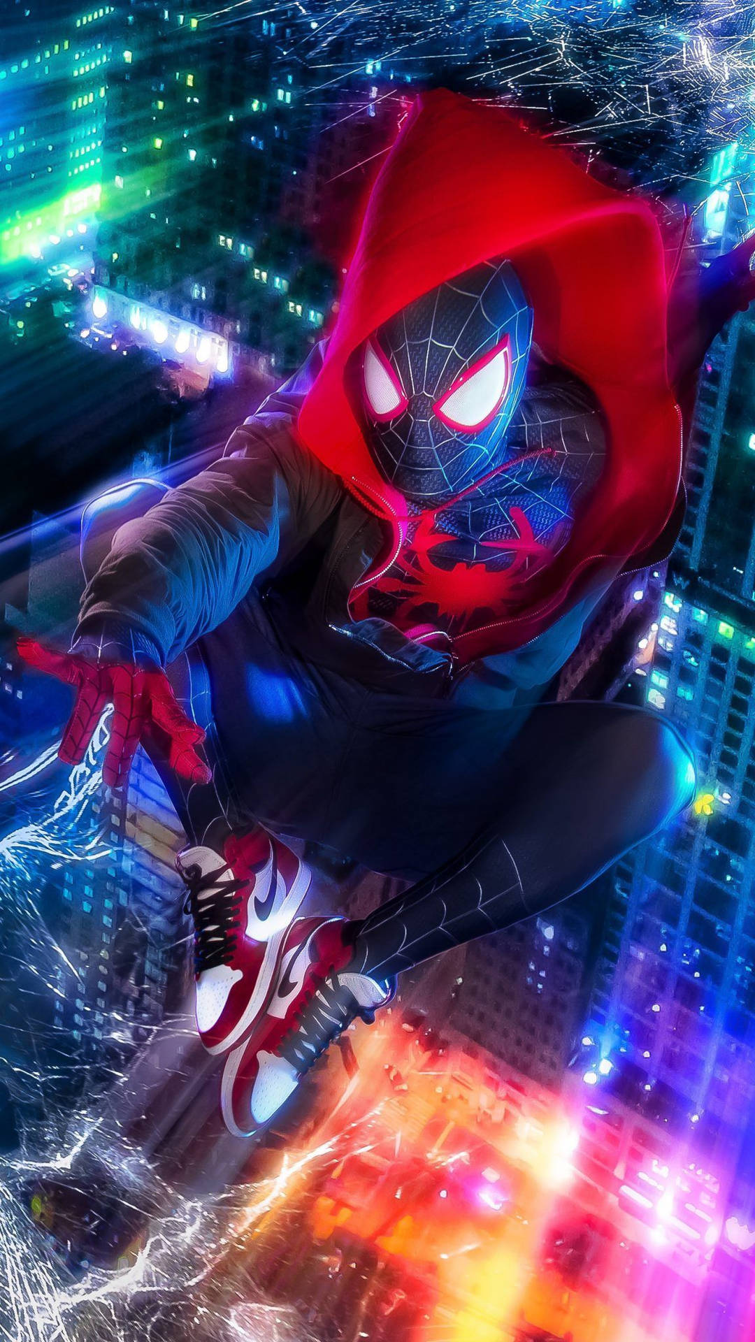 Spider-Man azul sobre edificios altos con salpicaduras de luz colorida.