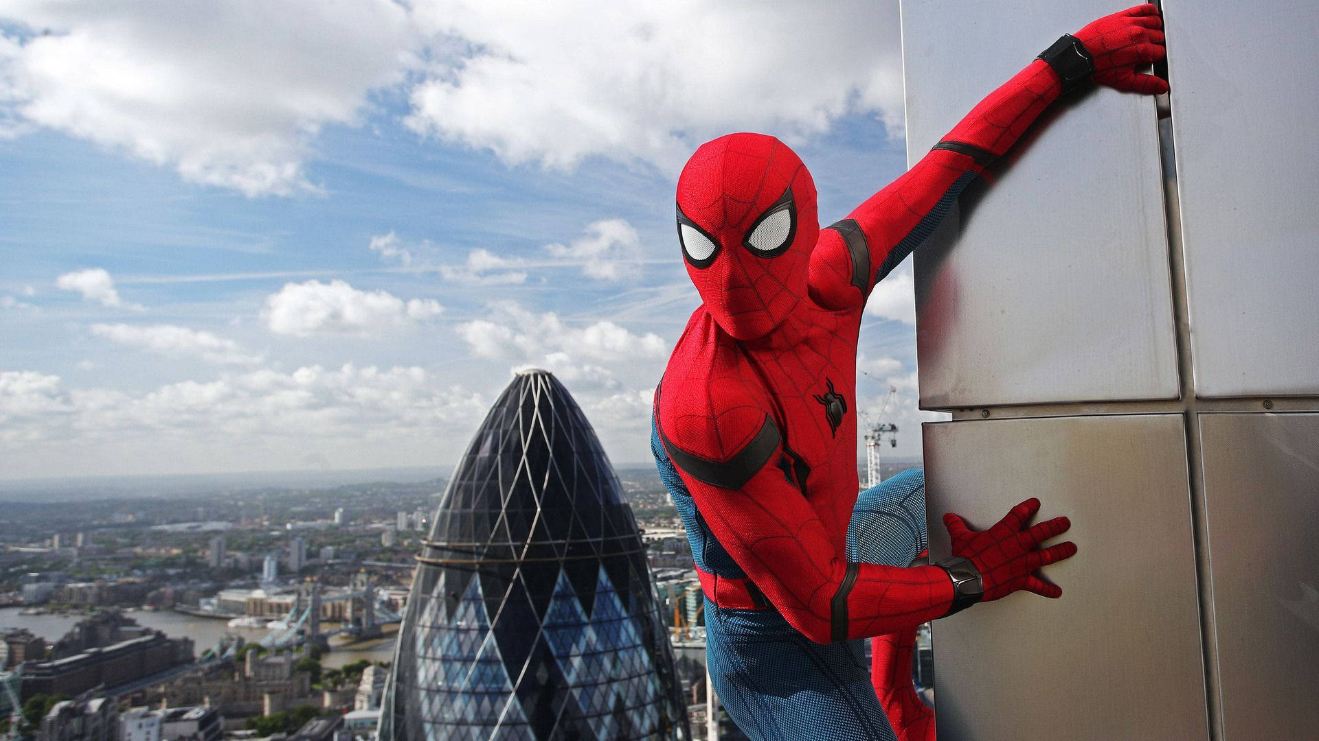 Spiderman columpiándose frente al edificio The Gherkin Fondos de pantalla