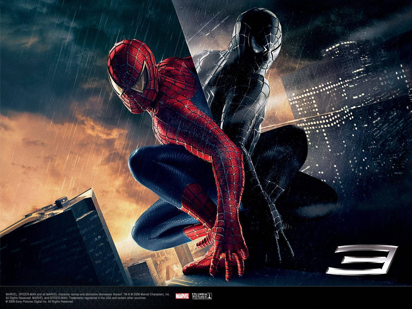 Spiderman rojo y negro, enemigo sobre un fondo de ciudad oscura.