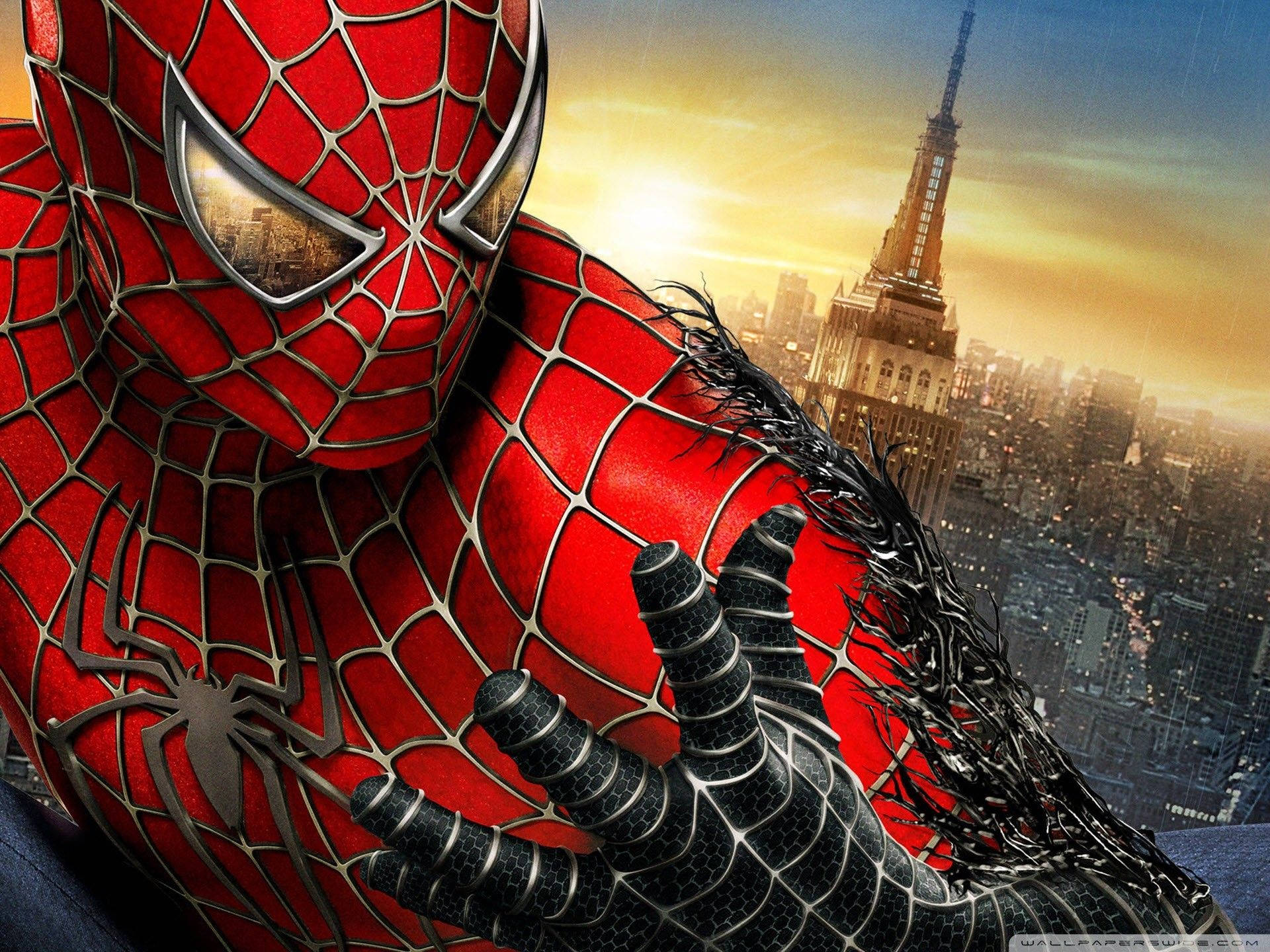 Spiderman, superhéroe de Marvel, transformándose en traje negro en una gran ciudad.