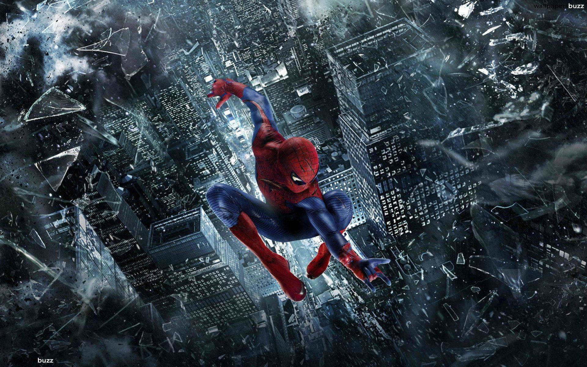 Spiderman en acción con vidrios rotos al fondo de la ciudad de noche — Spiderman Fondos de pantalla