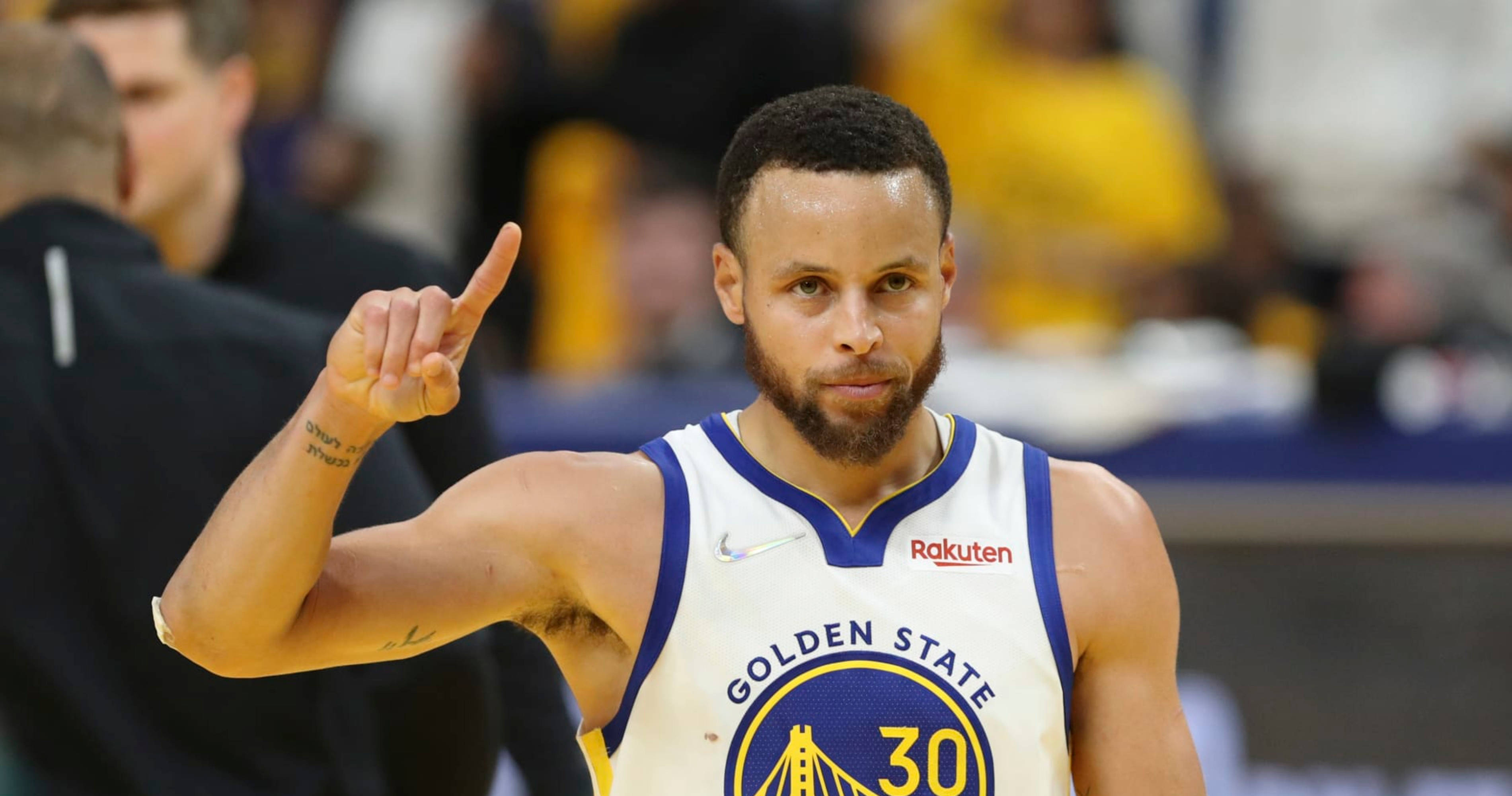 Steph Curry señalando hacia arriba con la mano derecha Fondos de pantalla