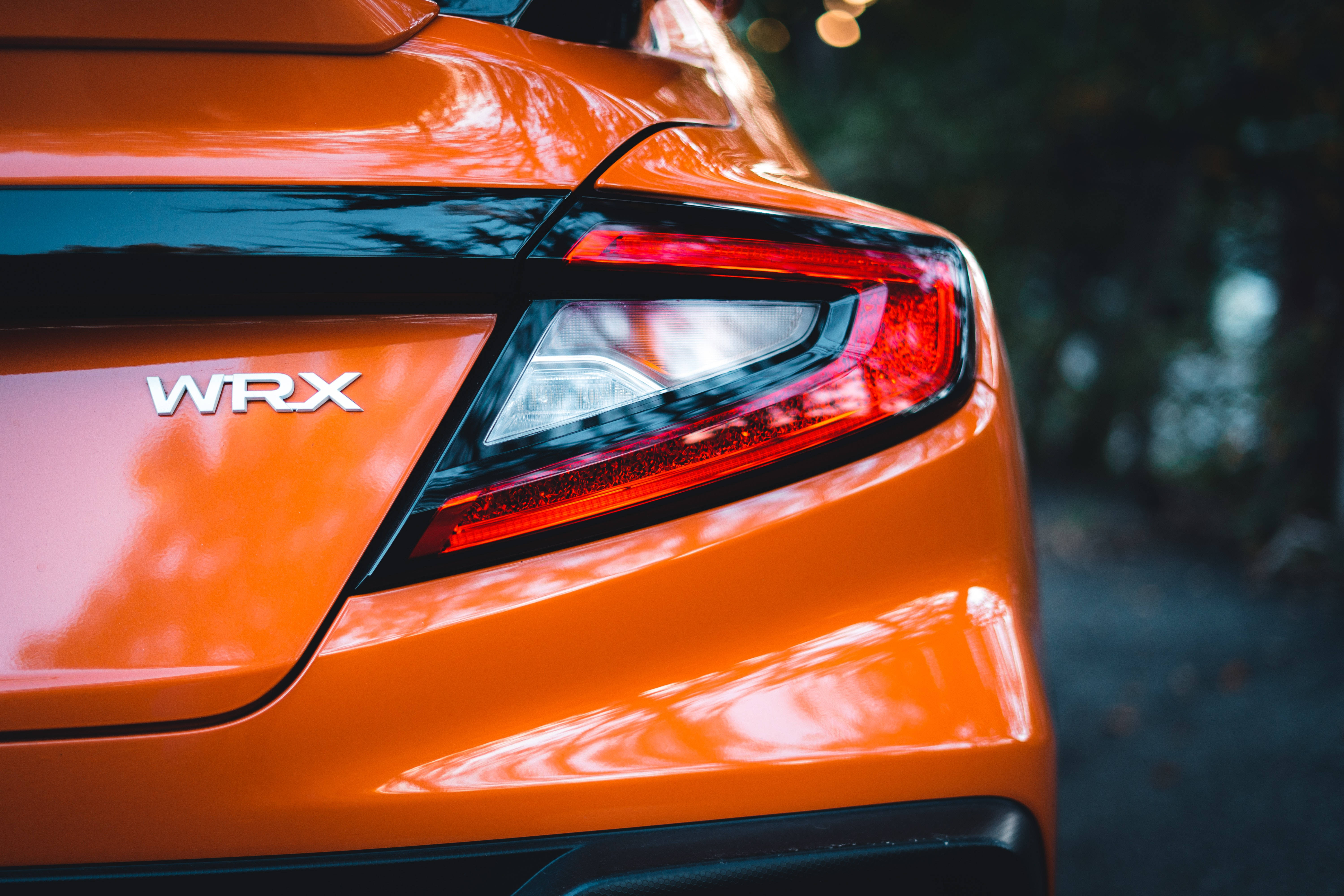 Subaru WRX STI Naranja Brillante 4K Fondos de pantalla