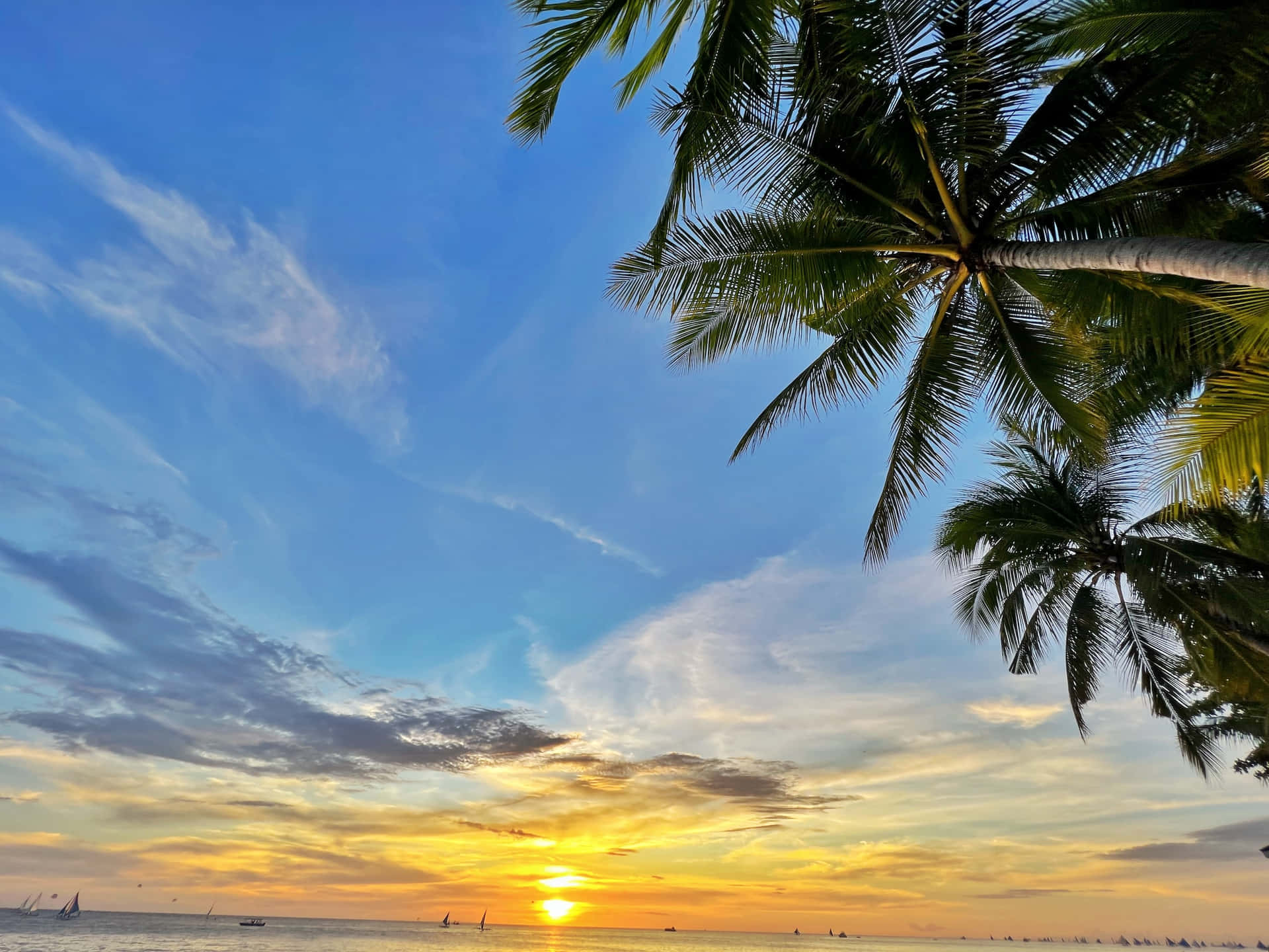 Sumérgete en la tranquilidad del mágico atardecer en la playa. Fondos de pantalla