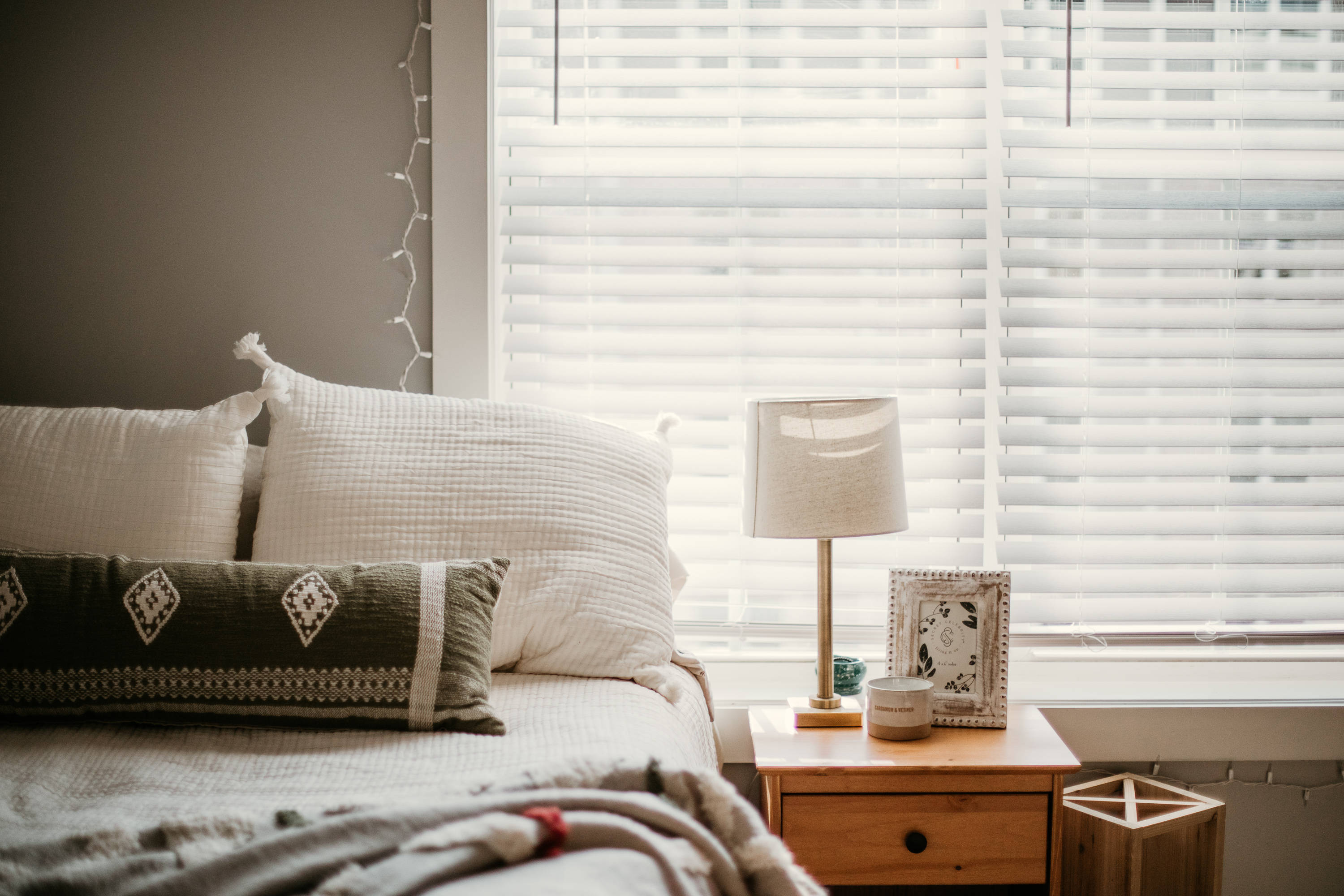 Sumérgete en la serena tranquilidad de una sala de estar bohemia llena de sutiles tonos tierra y decoración boho-chic Fondos de pantalla