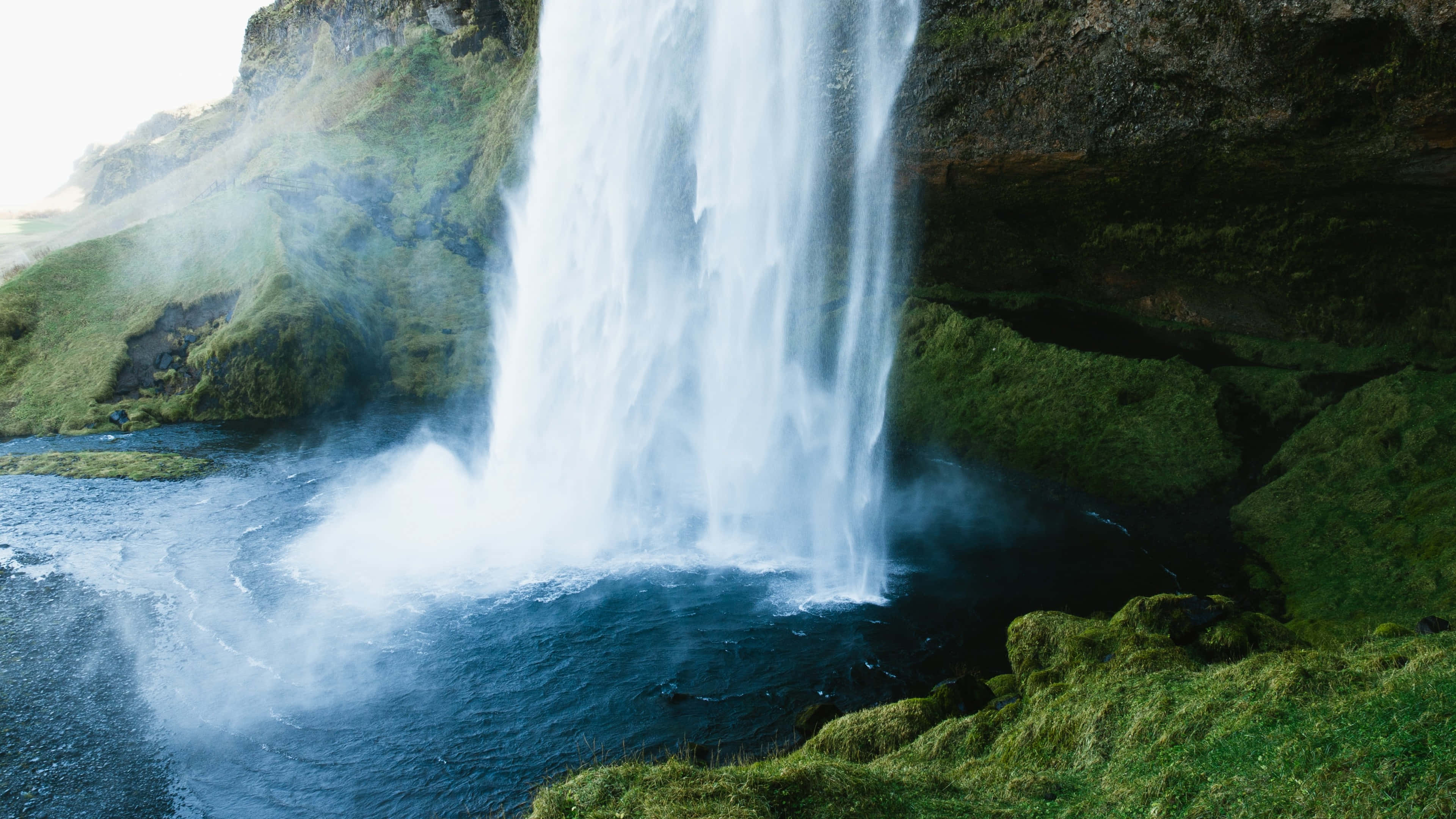Sumérgete en la majestuosa cascada Fondos de pantalla