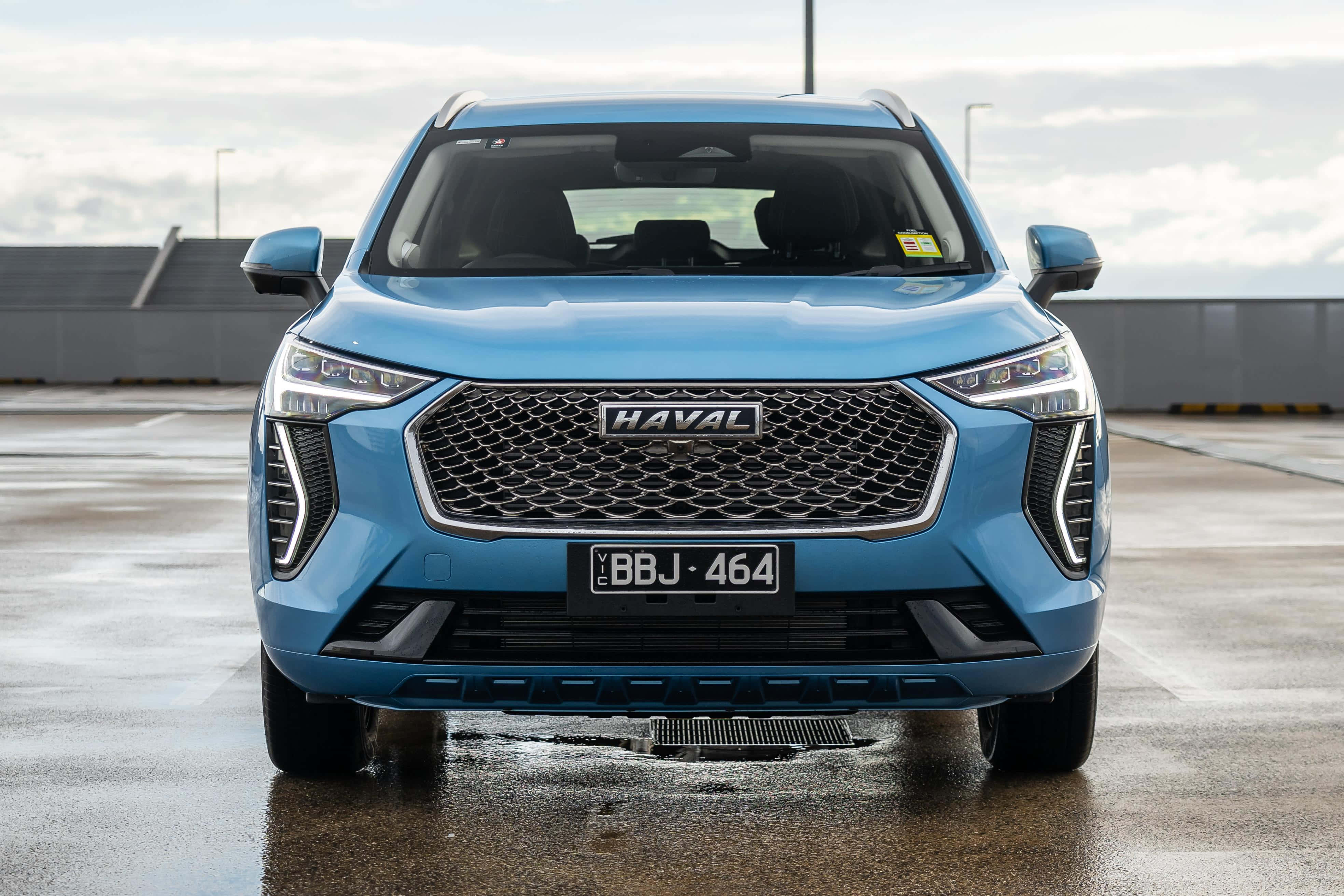 SUV Haval Elegante y Moderna Conduciendo por un Paisaje Extenso Fondos de pantalla