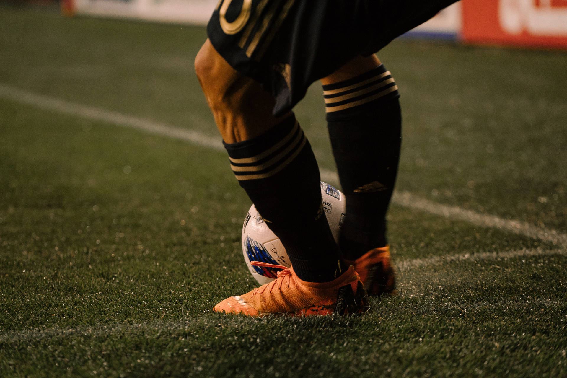 Fondo de escritorio de tacos de fútbol de futbolista profesional.