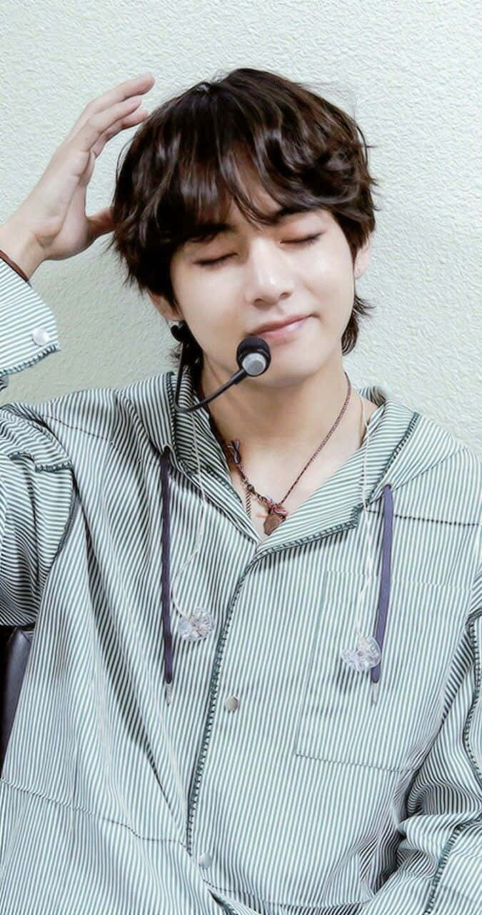 Taehyung con los ojos cerrados Fondos de pantalla