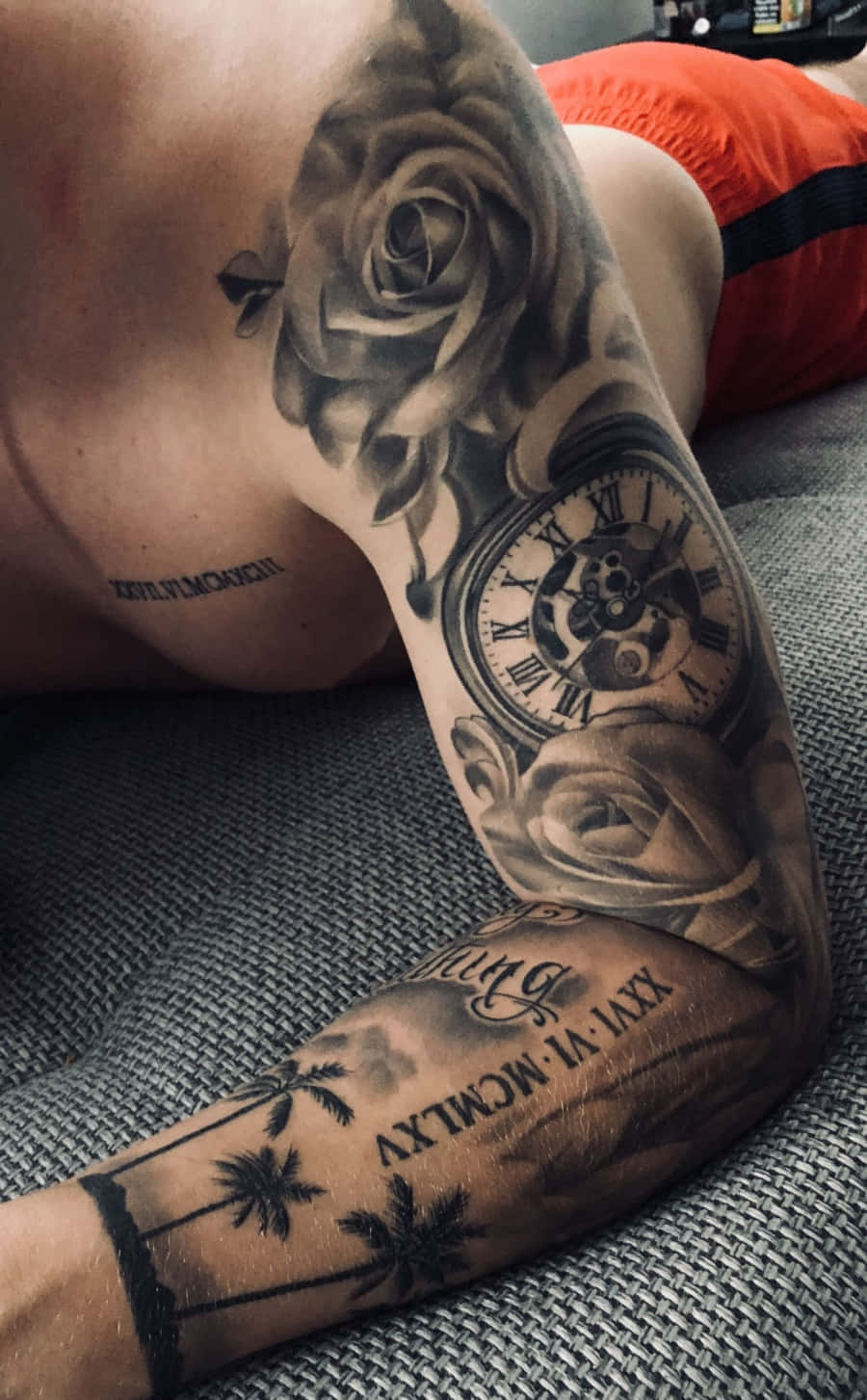 Tattoo de hombre con rosa y reloj en el brazo Fondos de pantalla