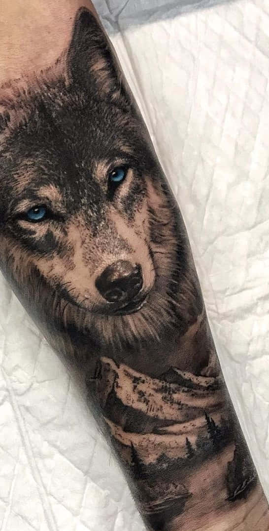 Tatuajes de lobo y montañas en el antebrazo Fondos de pantalla