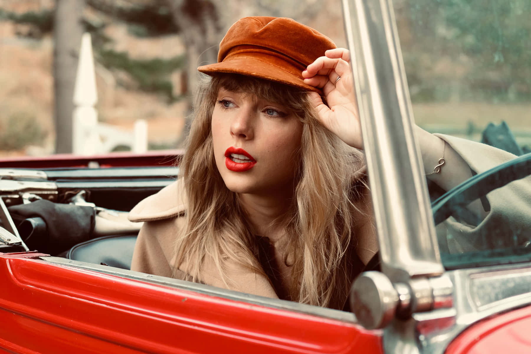 Taylor en un convertible de Red (Taylor's Version) Fondos de pantalla