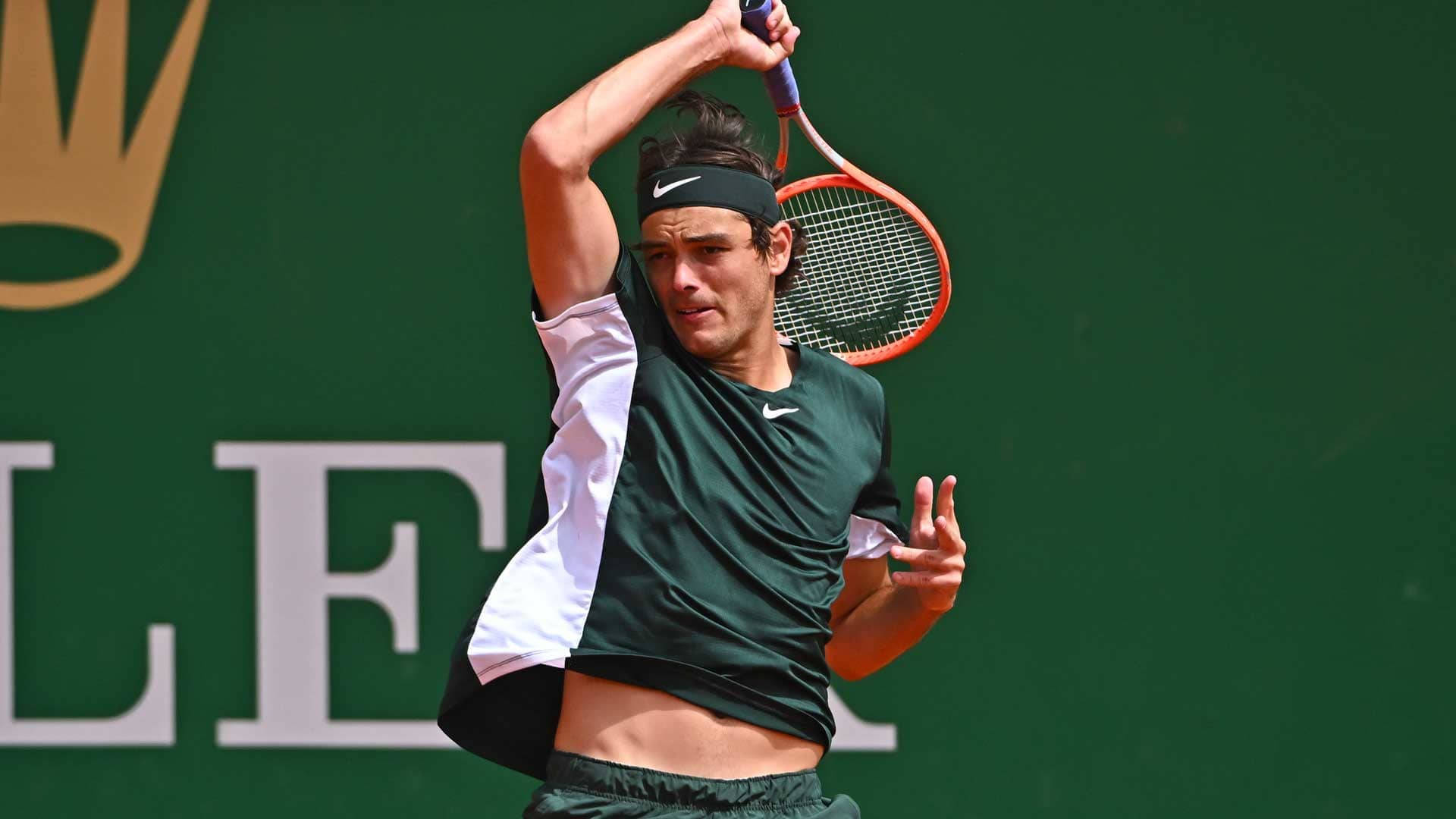 Taylor Fritz en Acción - Potente Remate por Arriba Fondos de pantalla