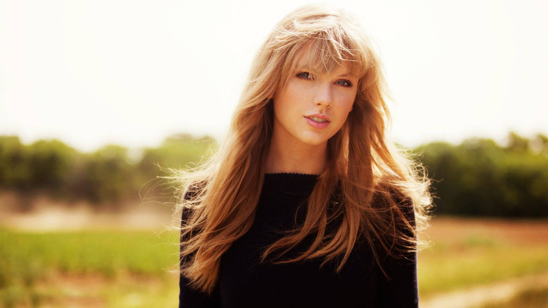 Fondo de pantalla de Taylor Swift bajo el sol.
