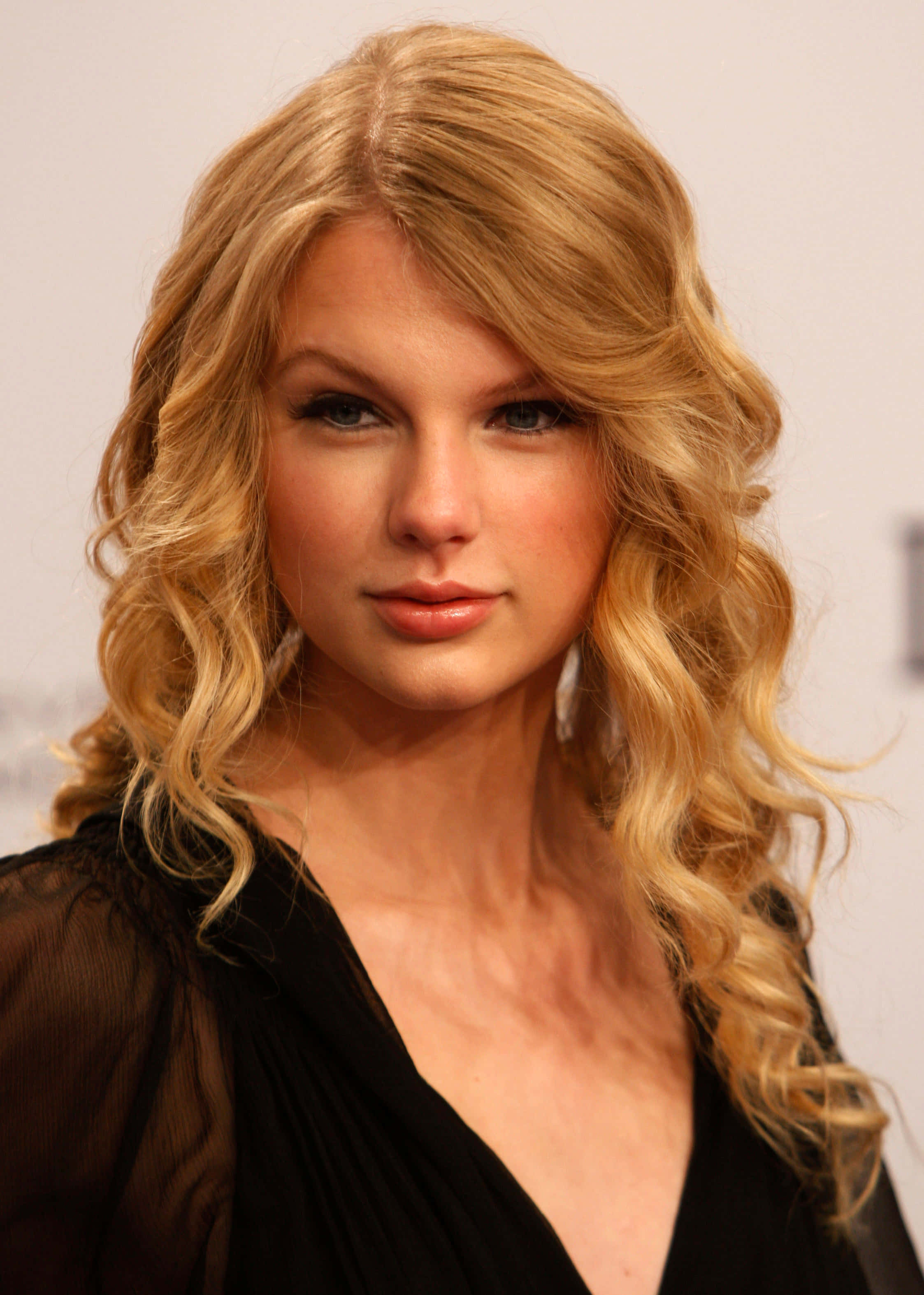Taylor Swift cantando en el escenario durante un concierto Fondos de pantalla