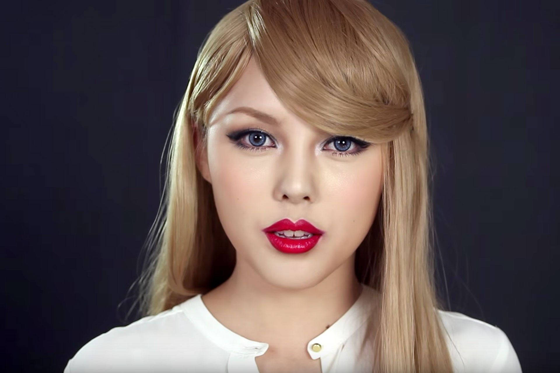 Fondo de pantalla de Taylor Swift con cabello lacio y labios rojos perfectos.