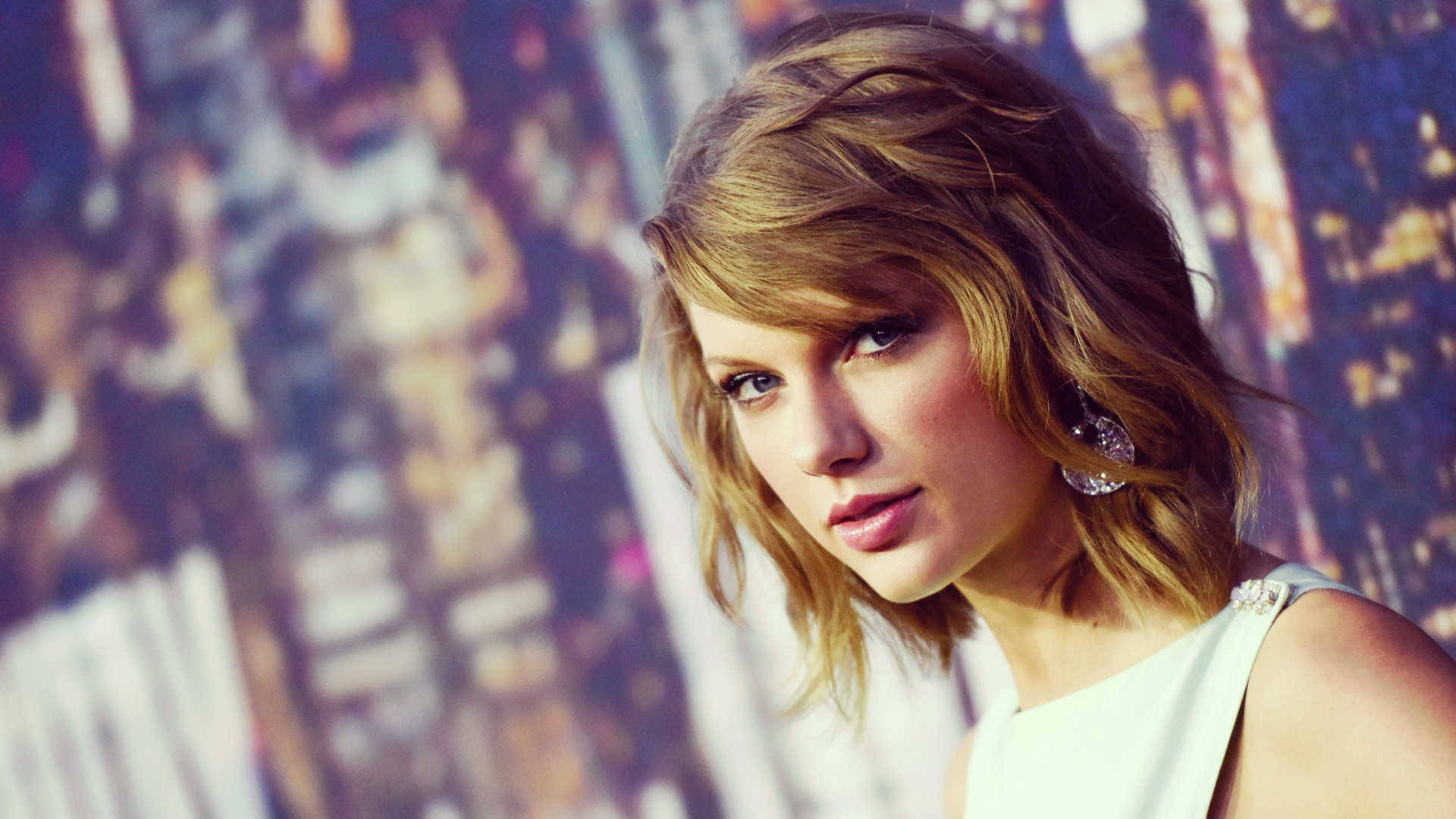 Fondo de pantalla de Taylor Swift con peinado bob ondulado.