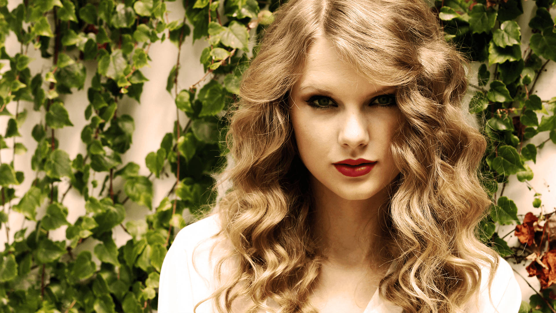 Fondo de pantalla HD de Taylor Swift con rizos naturalmente hermosos.