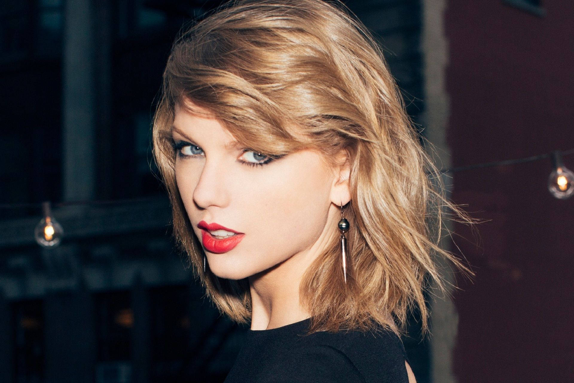 Foto de fondo de pantalla de Taylor Swift con pose feroz de lado.