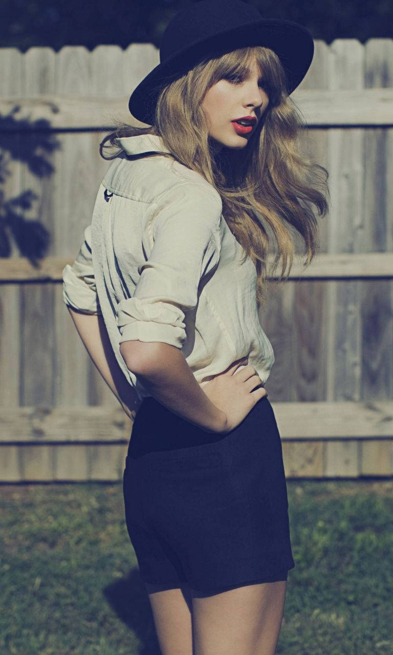 Fondo de pantalla HD de la cantante de Hollywood Taylor Swift con sombrero de pescador.