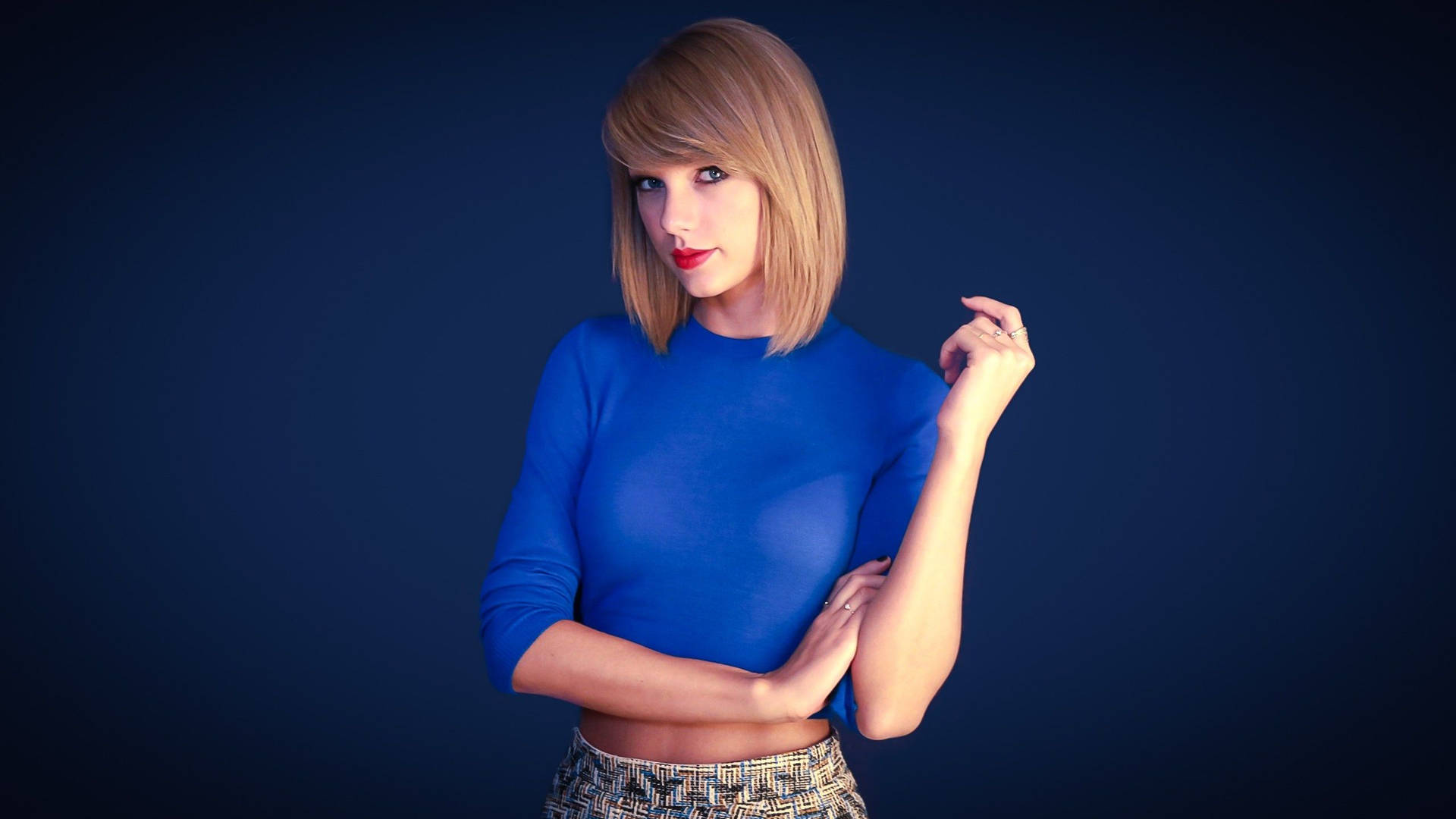 Foto de fondo de pantalla minimalista de Taylor Swift en azul.