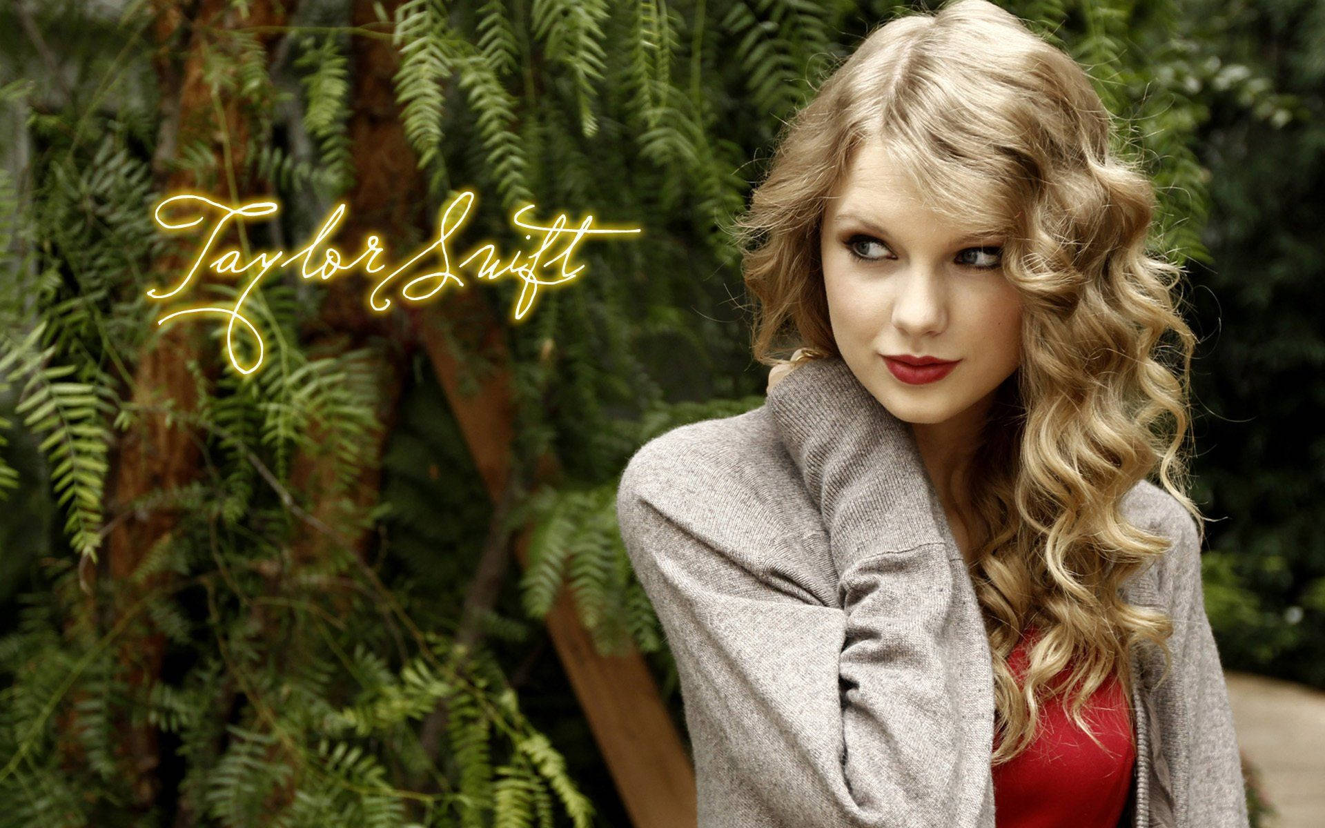 Colección musical de Taylor Swift mirando hacia un lado.