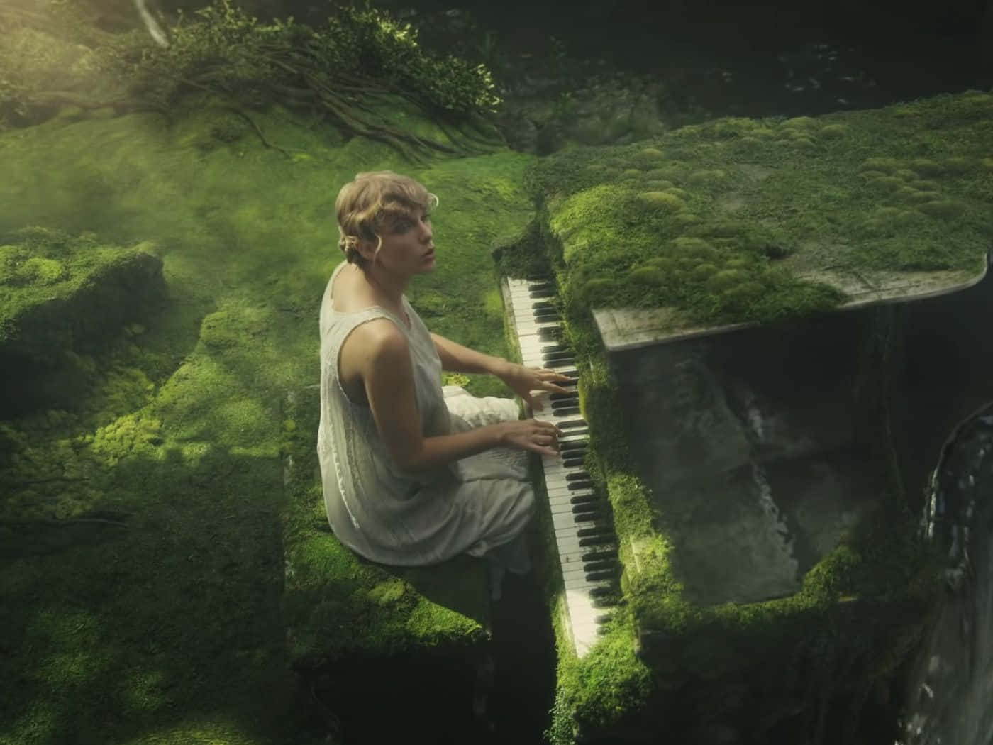 Taylor Swift Folklore Tocando el Piano en el Bosque Fondos de pantalla