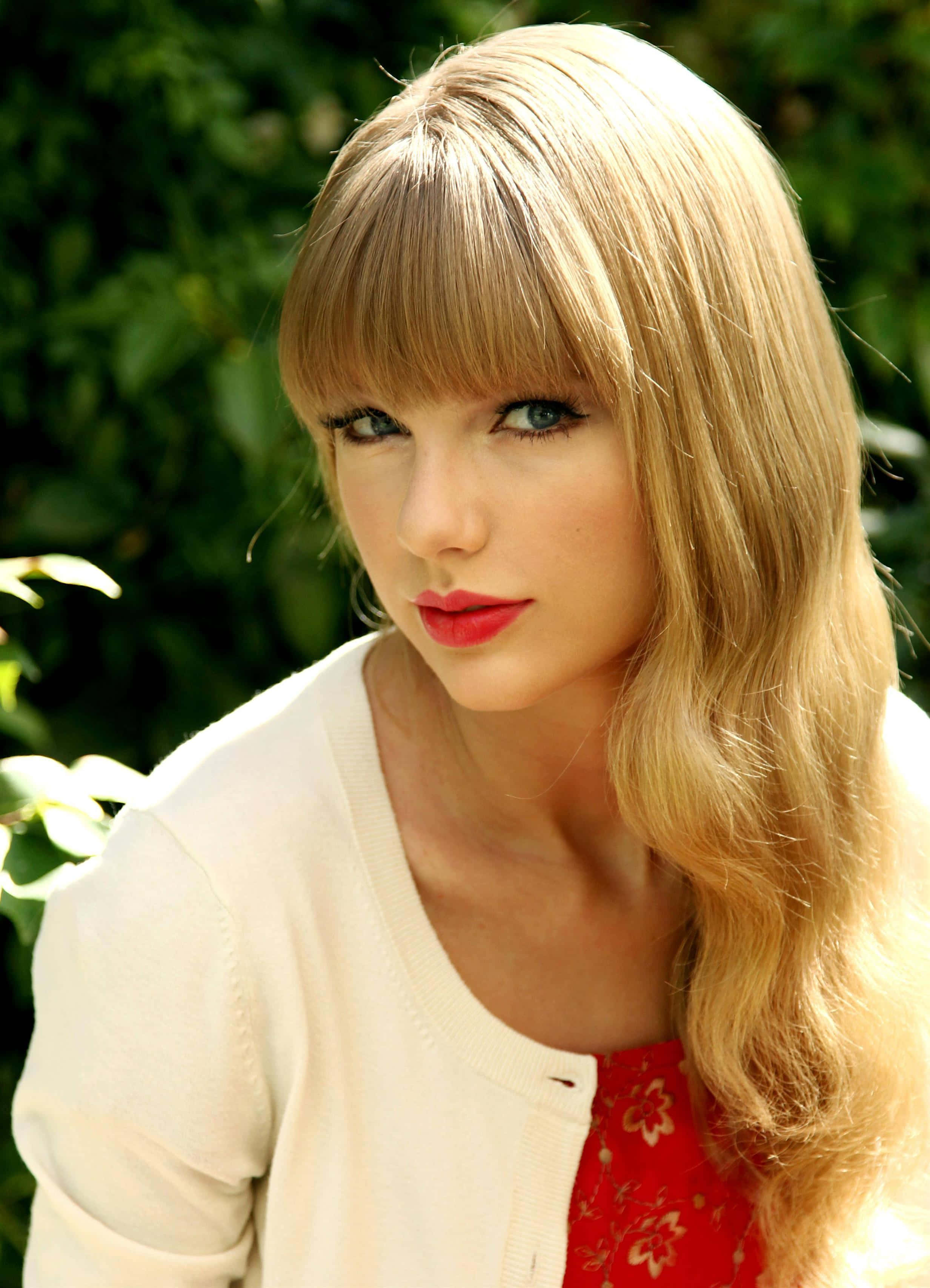 Taylor Swift luciendo increíble en un elegante vestido rojo Fondos de pantalla