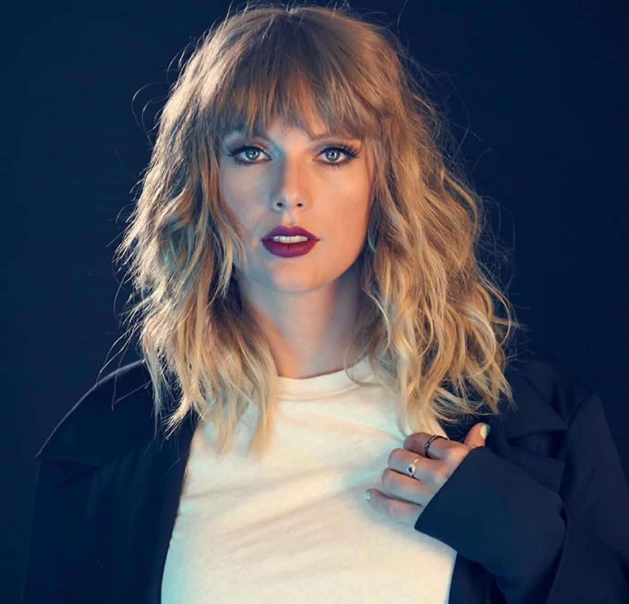 Taylor Swift luciendo elegante con su estilo característico Fondos de pantalla